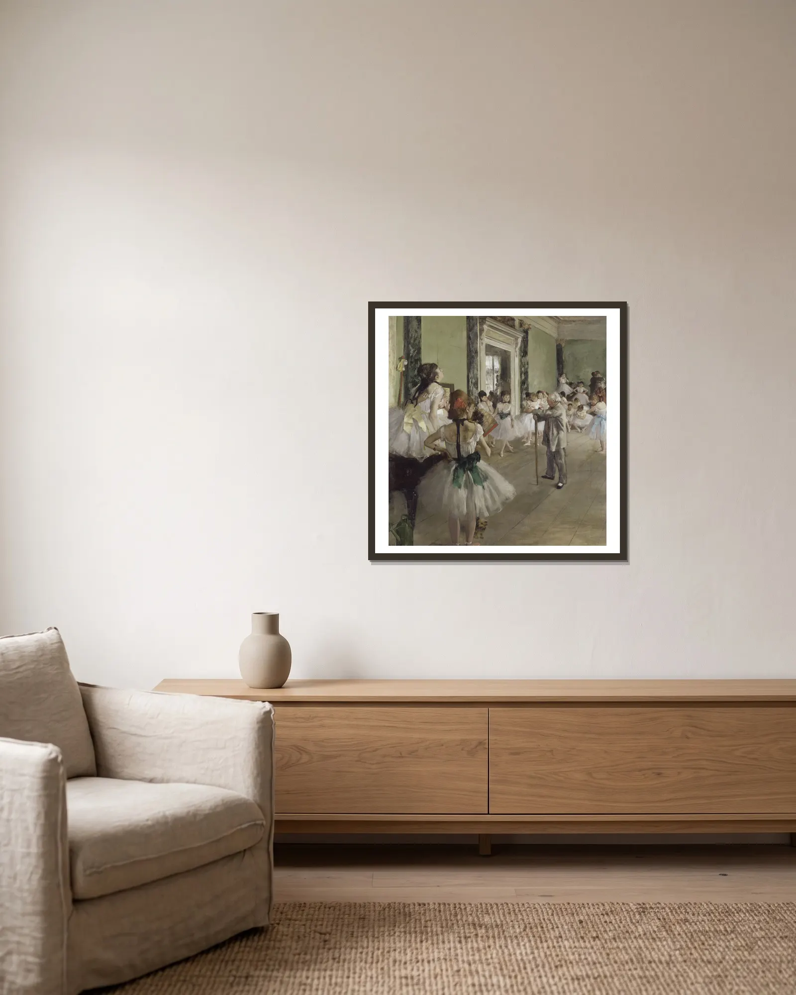 The Ballet Class av Edgar Degas inramad på en vägg