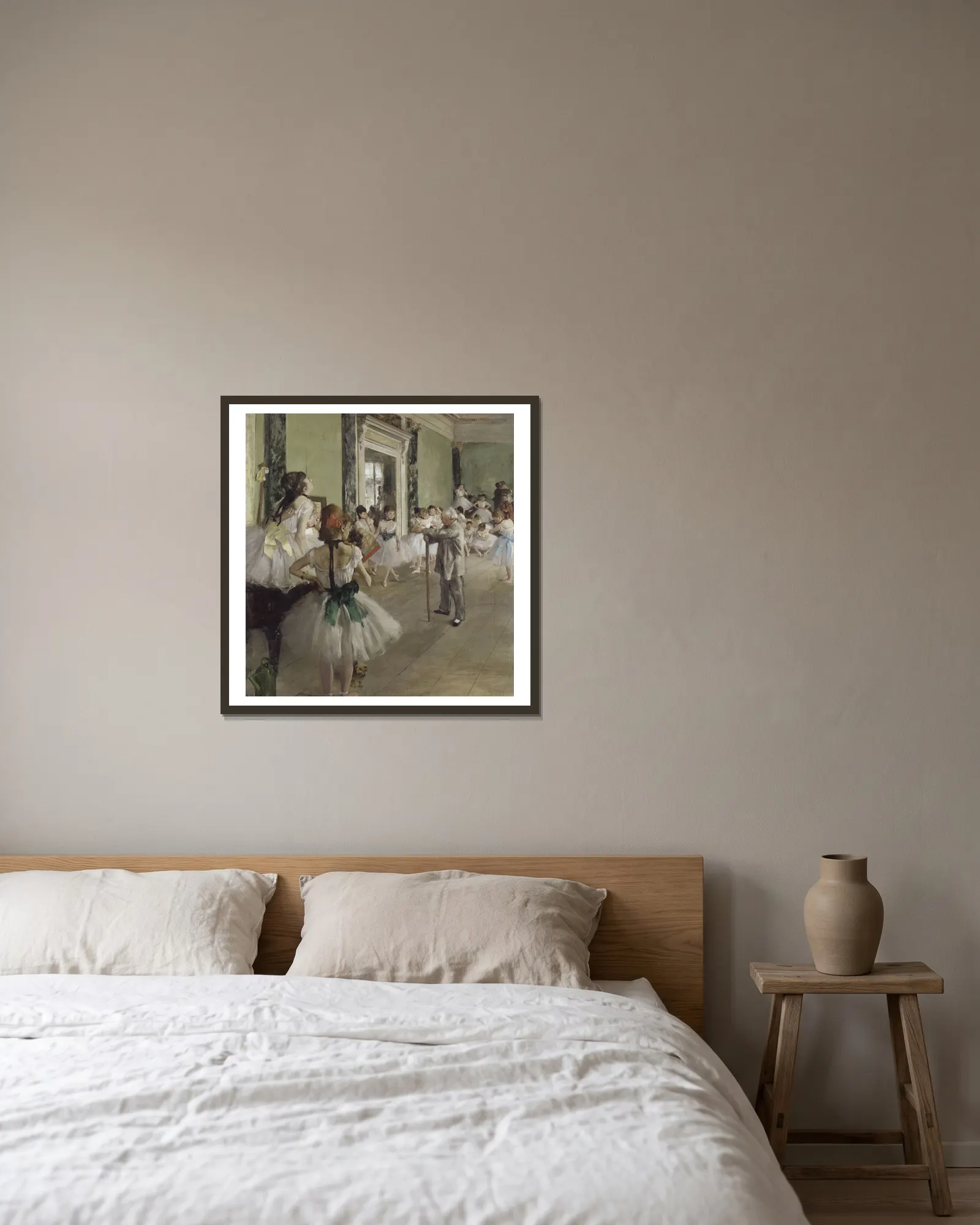 The Ballet Class av Edgar Degas inramad på en vägg