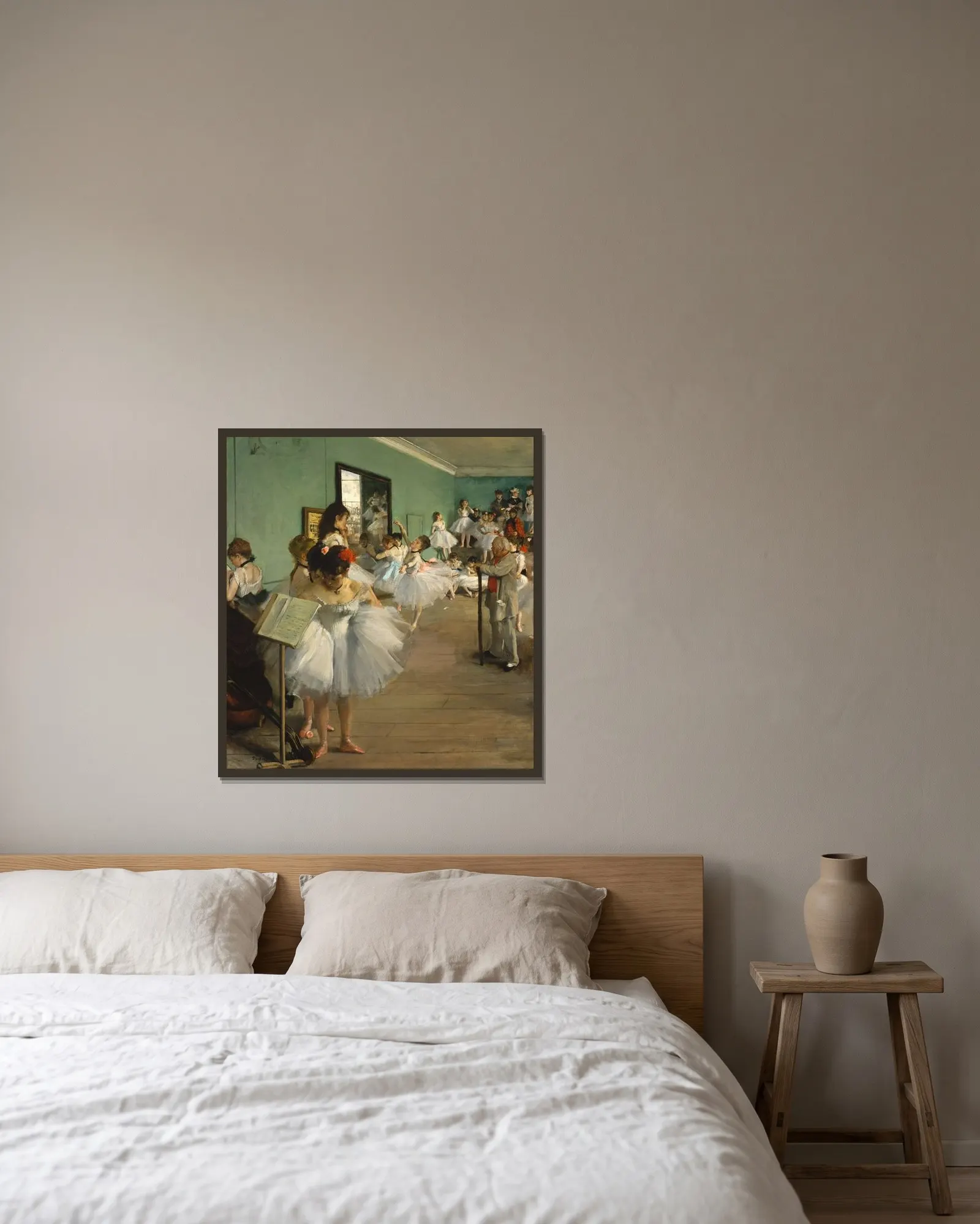 The Dance Class av Edgar Degas inramad på en vägg
