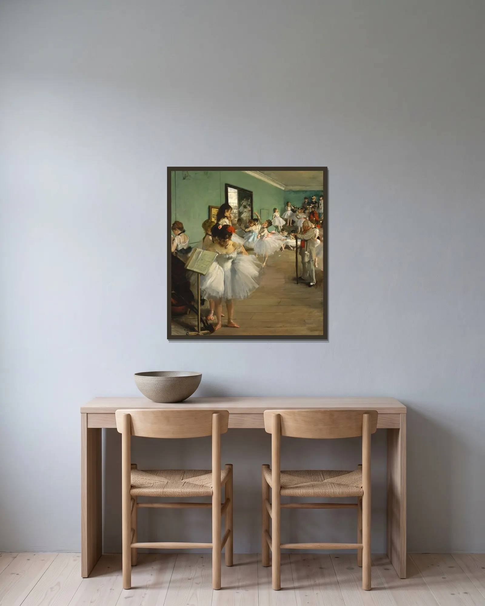 The Dance Class av Edgar Degas inramad på en vägg