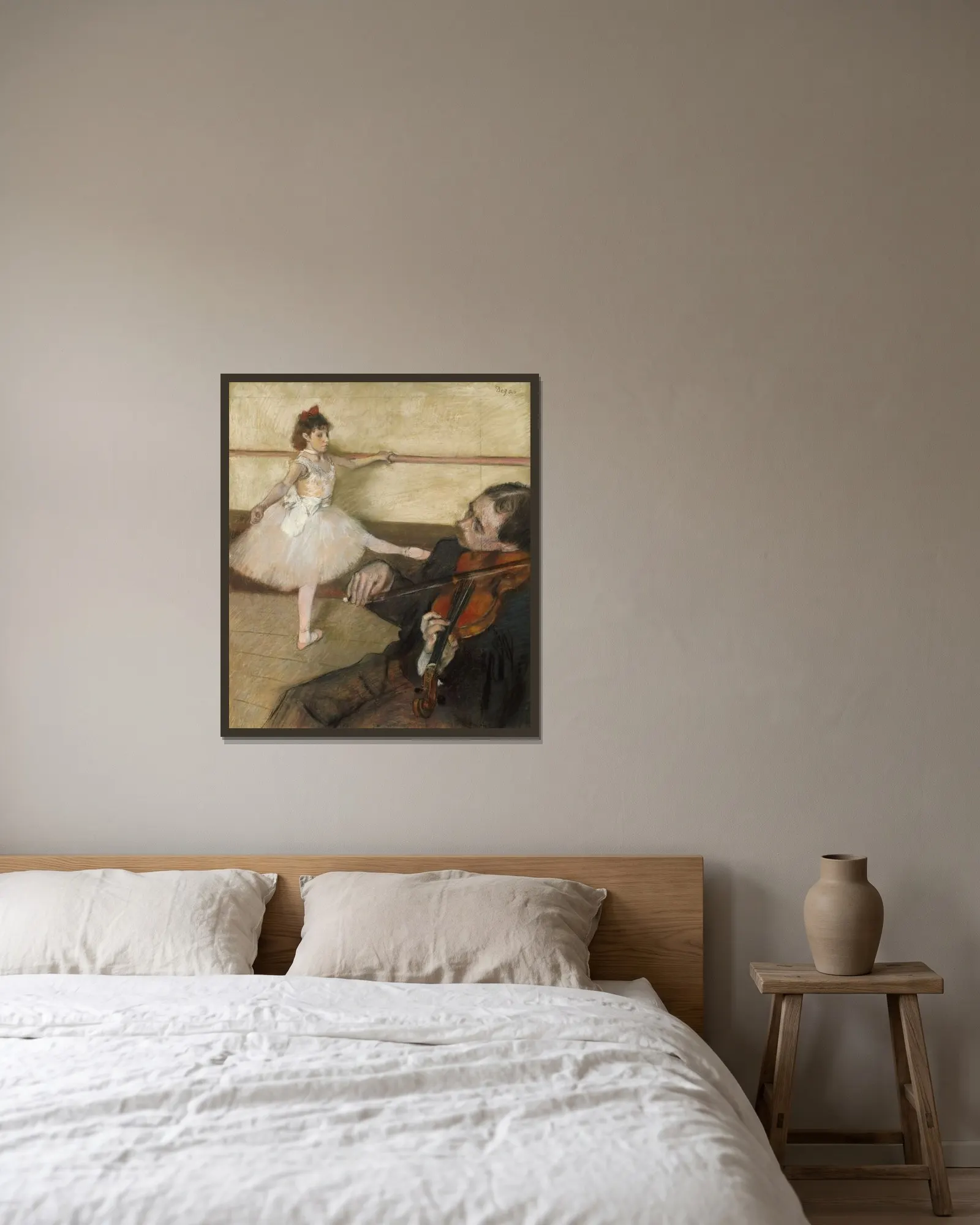 The Dance Lesson av Edgar Degas inramad på en vägg