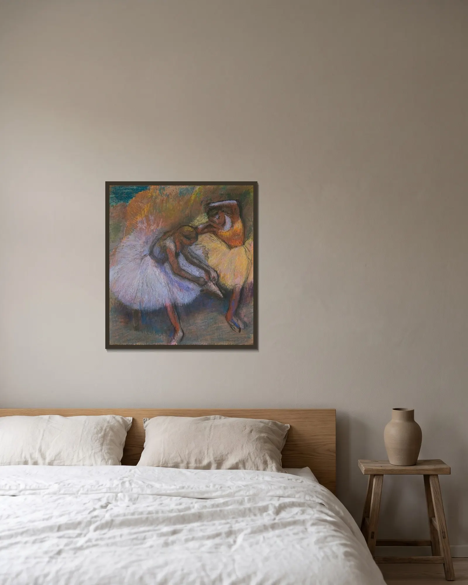 Two Dancers av Edgar Degas inramad på en vägg