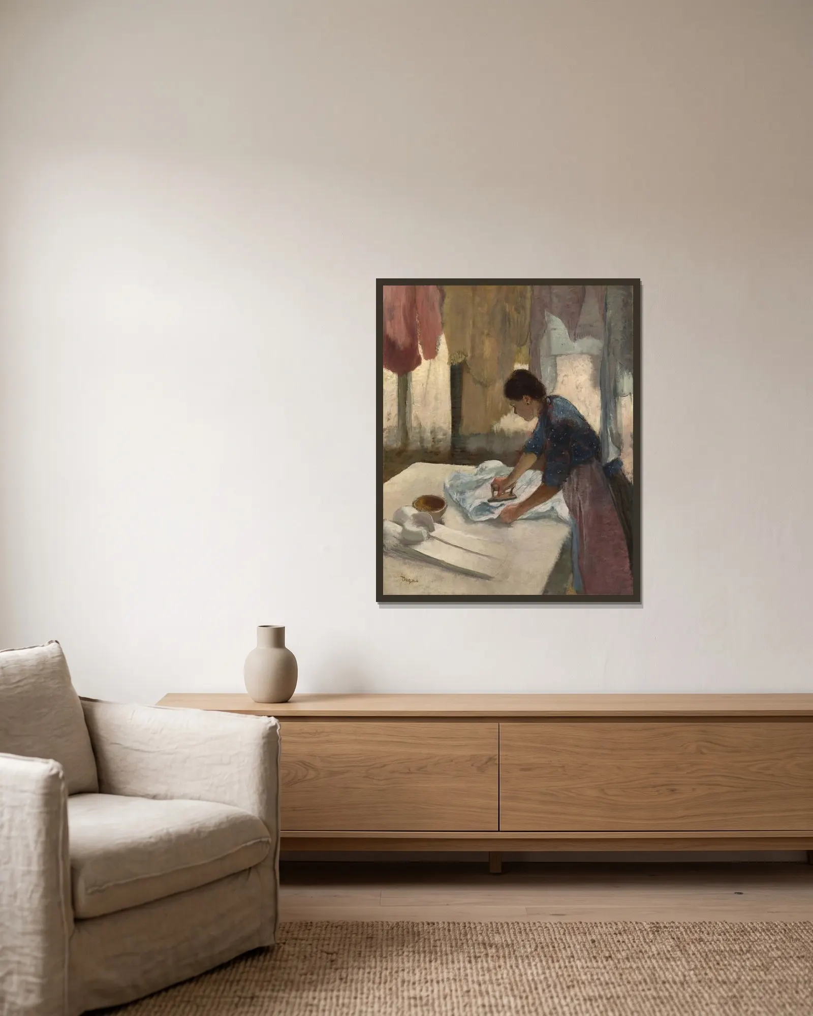 Woman Ironing av Edgar Degas inramad på en vägg
