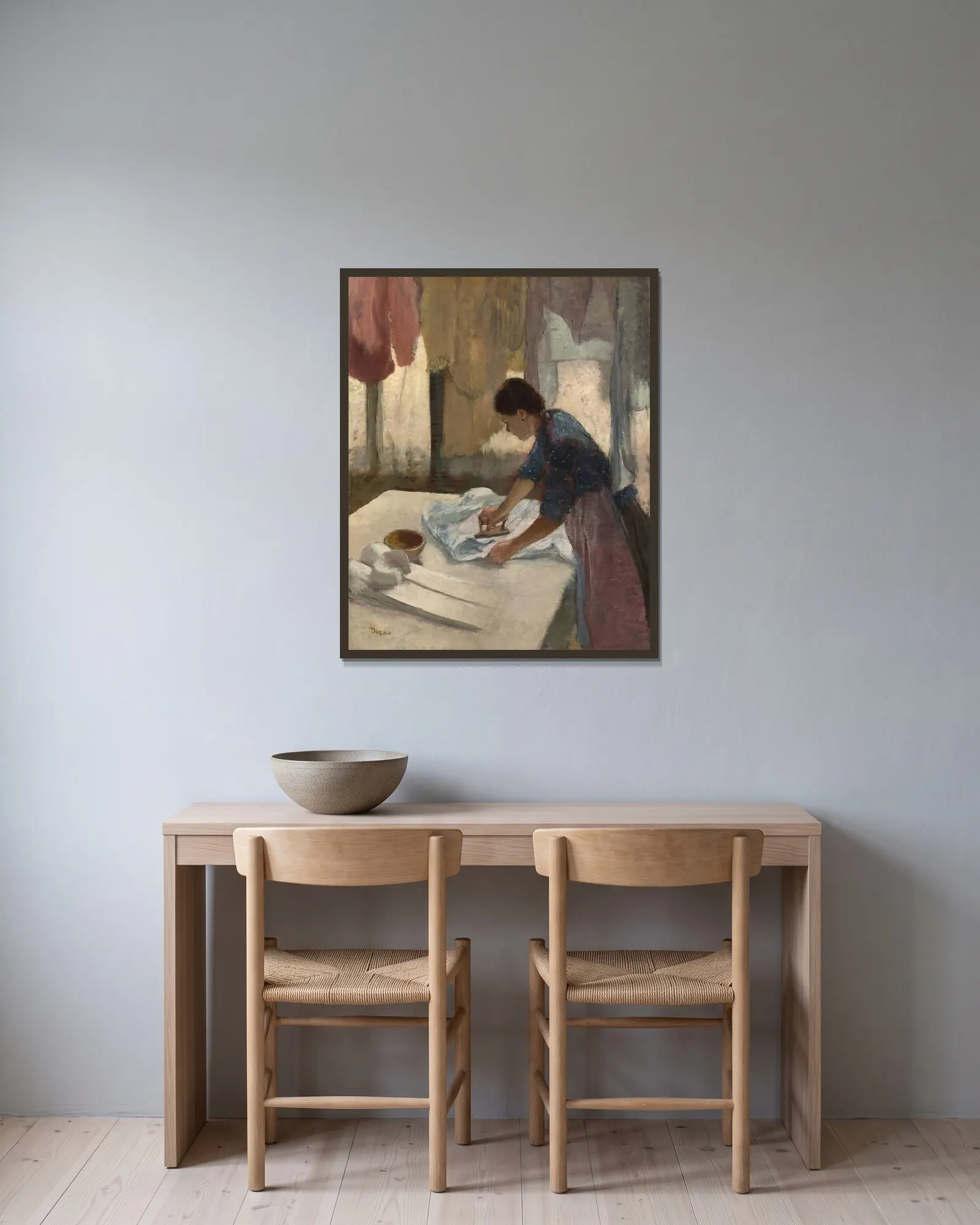 Woman Ironing av Edgar Degas inramad på en vägg