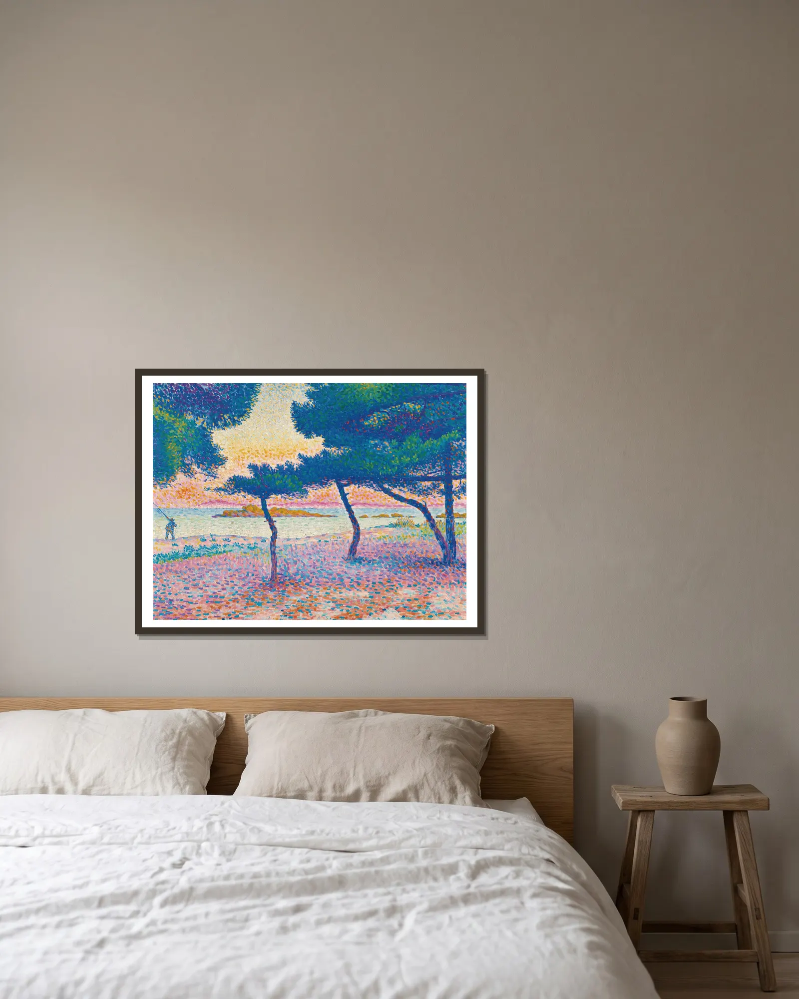 La Plage De Saint-Clair av Henri-Edmond Cross inramad på en vägg