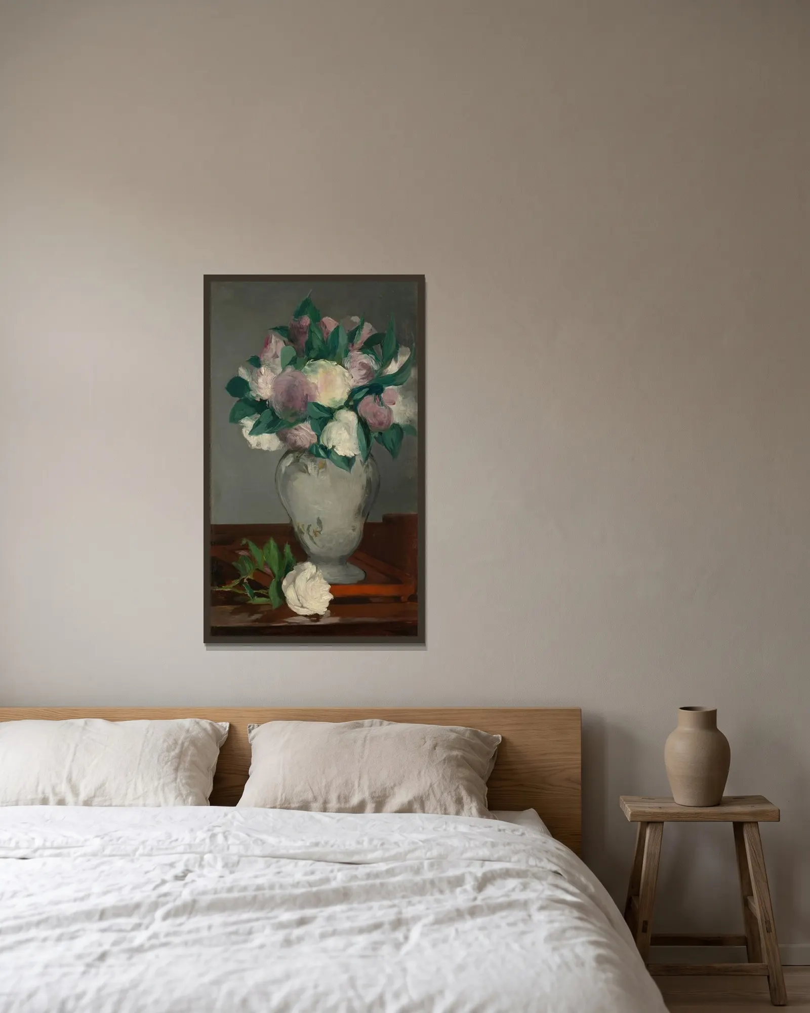 Peonies av Édouard Manet inramad på en vägg