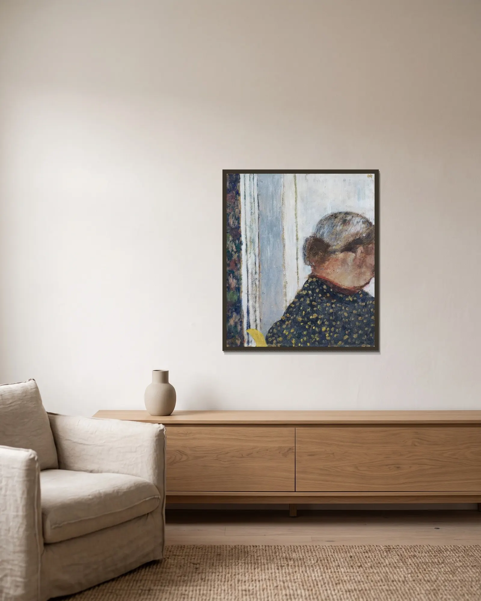 Le Chignon av Édouard Vuillard inramad på en vägg