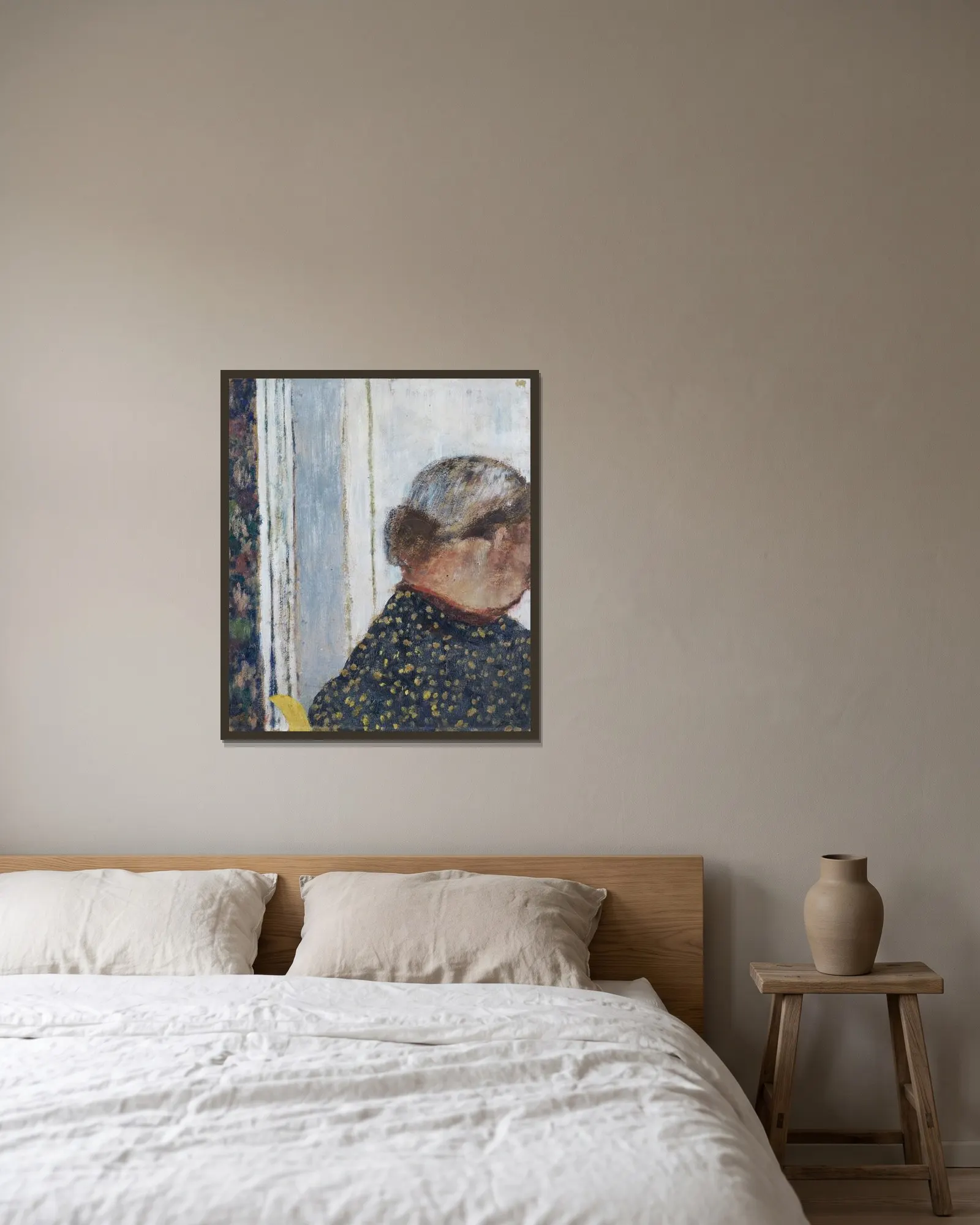 Le Chignon av Édouard Vuillard inramad på en vägg
