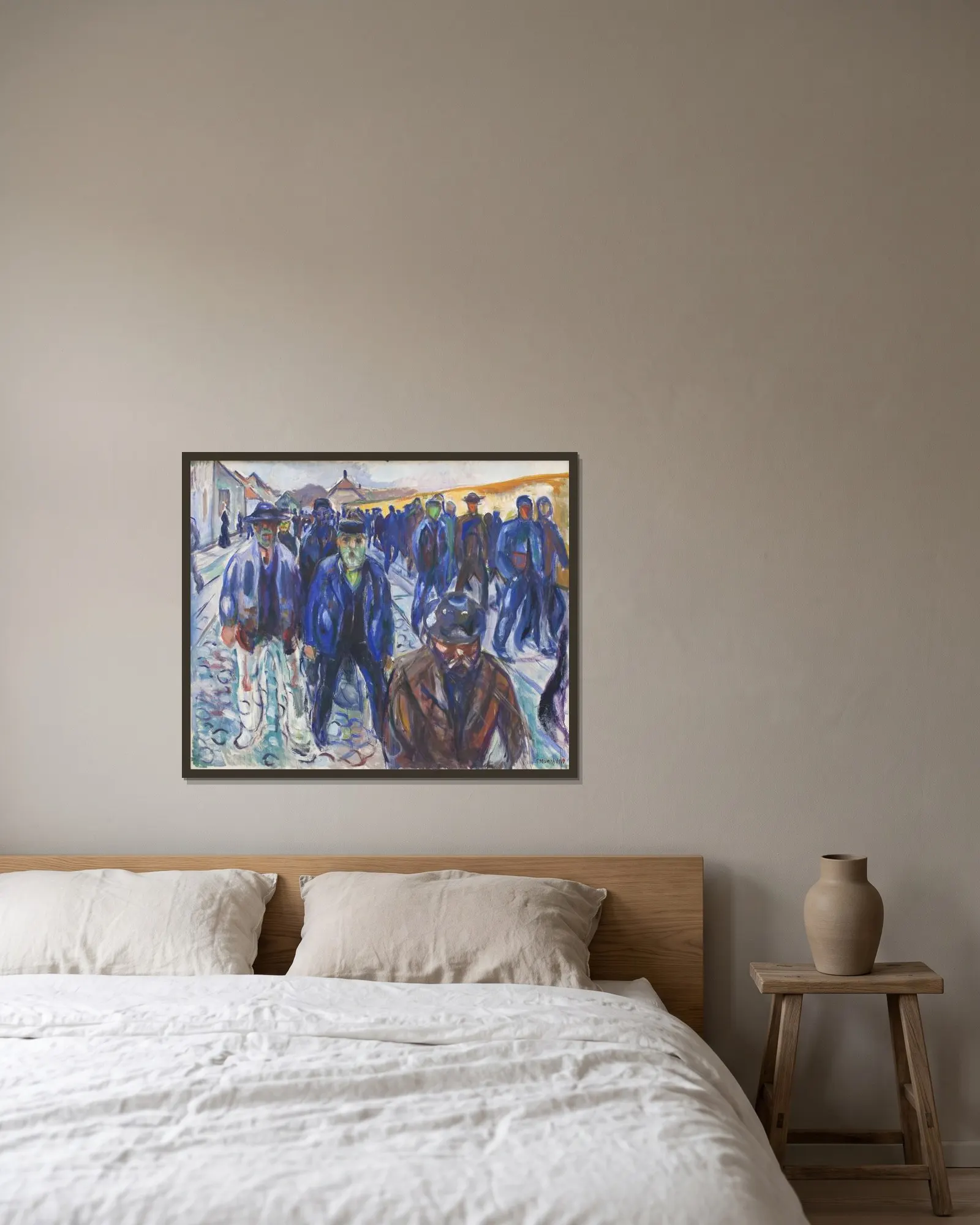 Hjemvendende arbejdere av Edvard Munch inramad på en vägg
