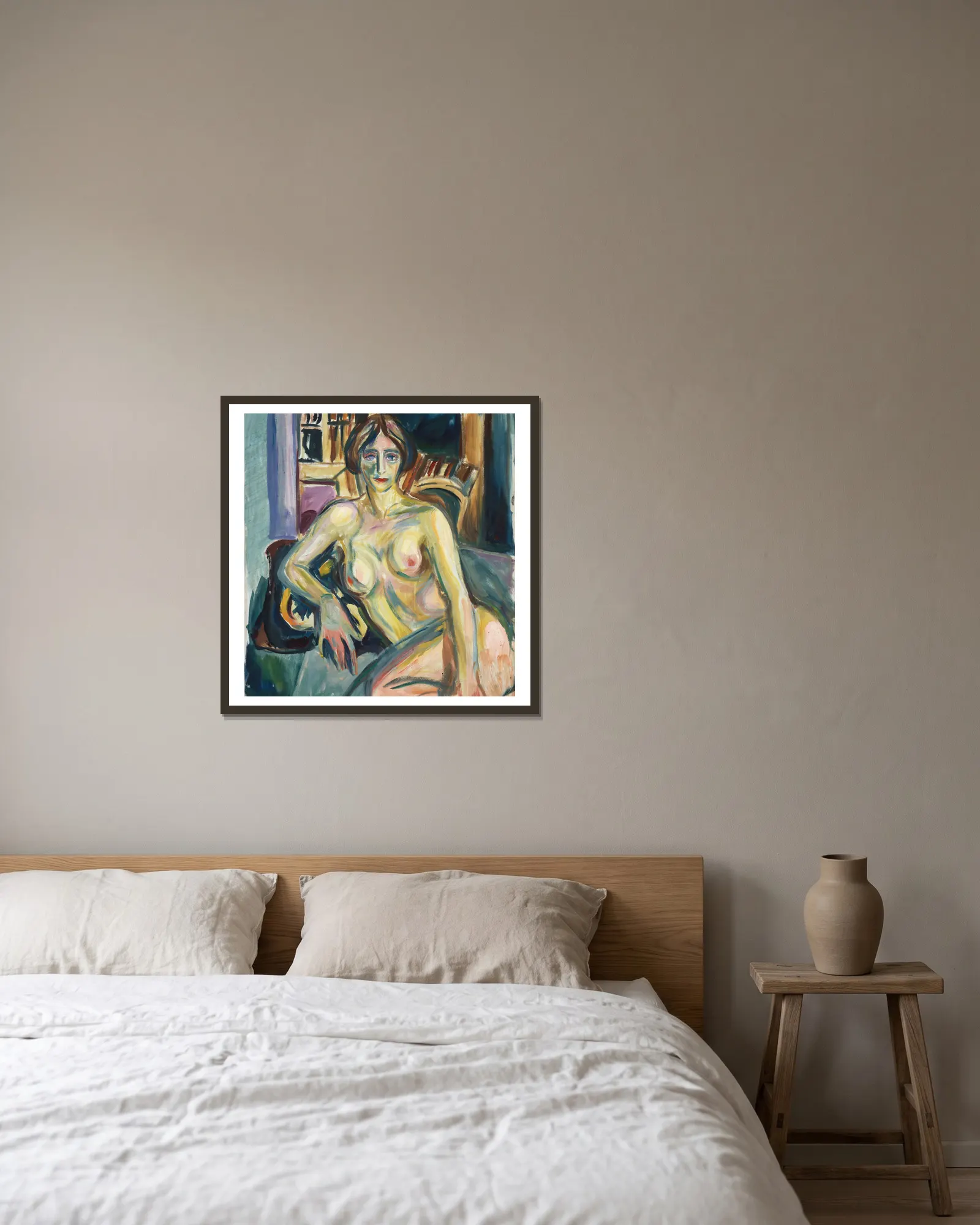 Nude, Sitting on the Couch av Edvard Munch inramad på en vägg