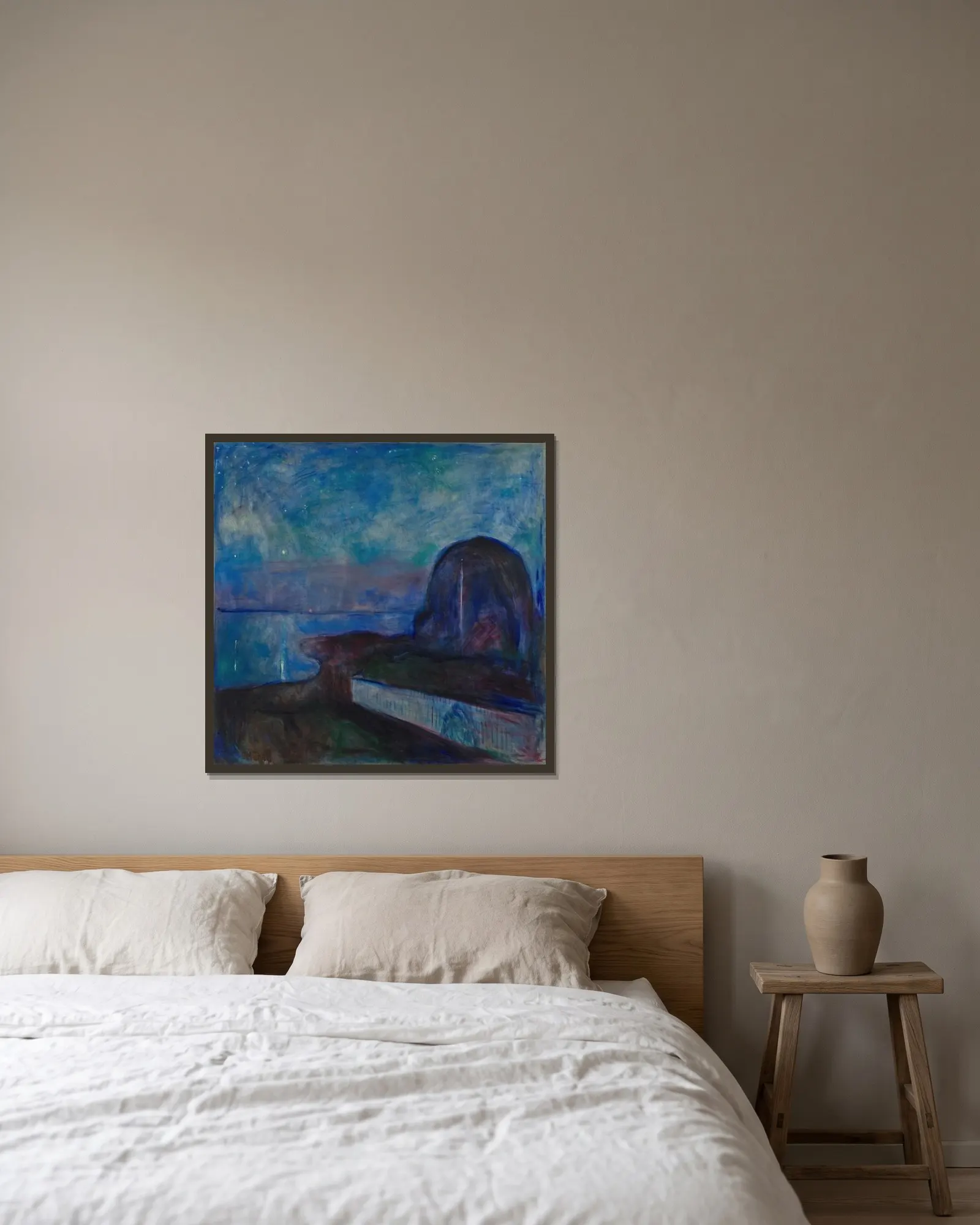 Starry Night av Edvard Munch inramad på en vägg