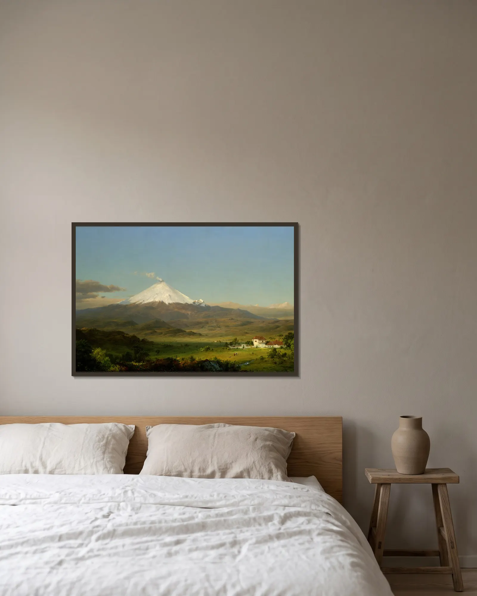 Cotopaxi av Frederic Edwin Church inramad på en vägg
