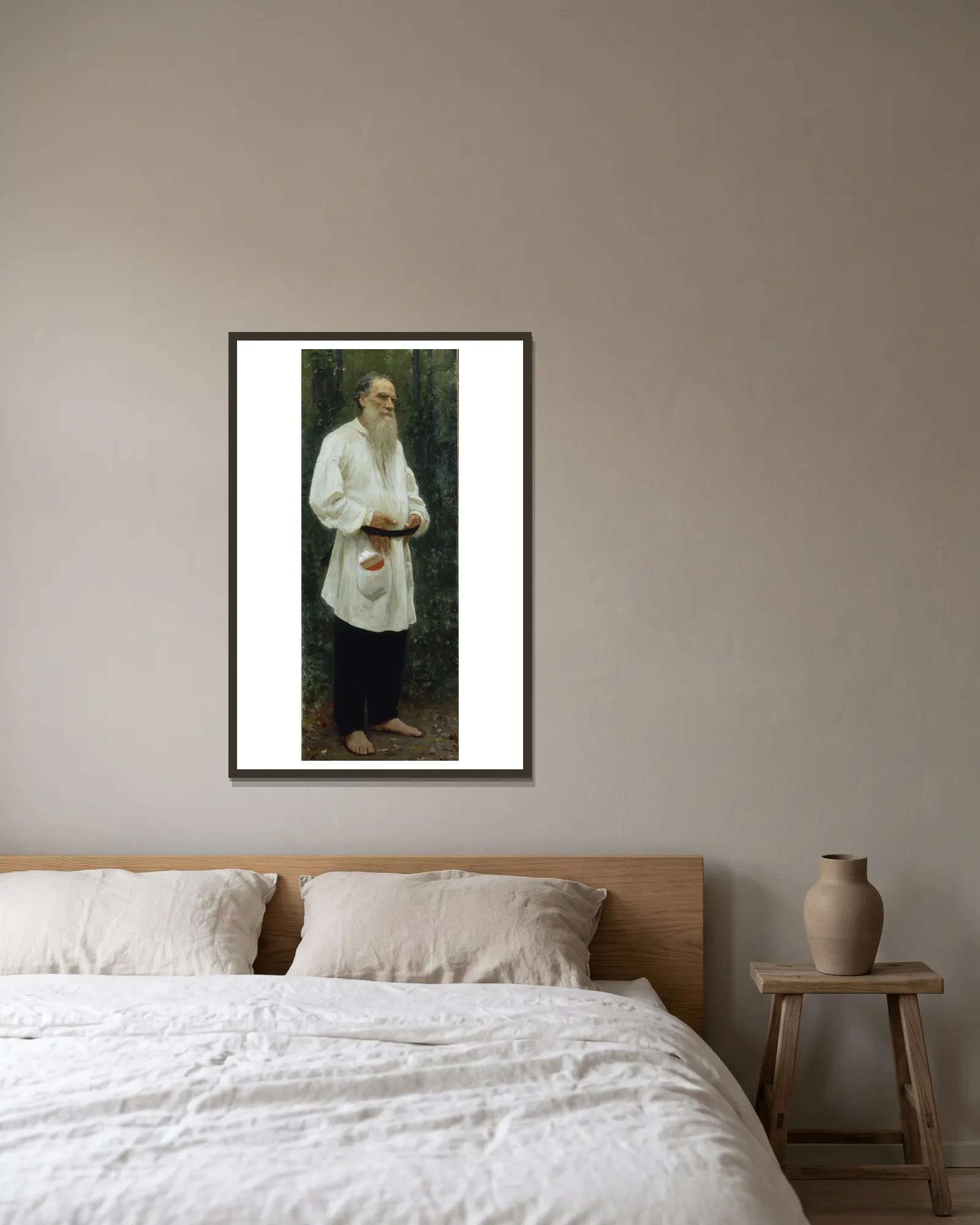 Leo Tolstoy Barefoot av Ilya Efimovich Repin inramad på en vägg