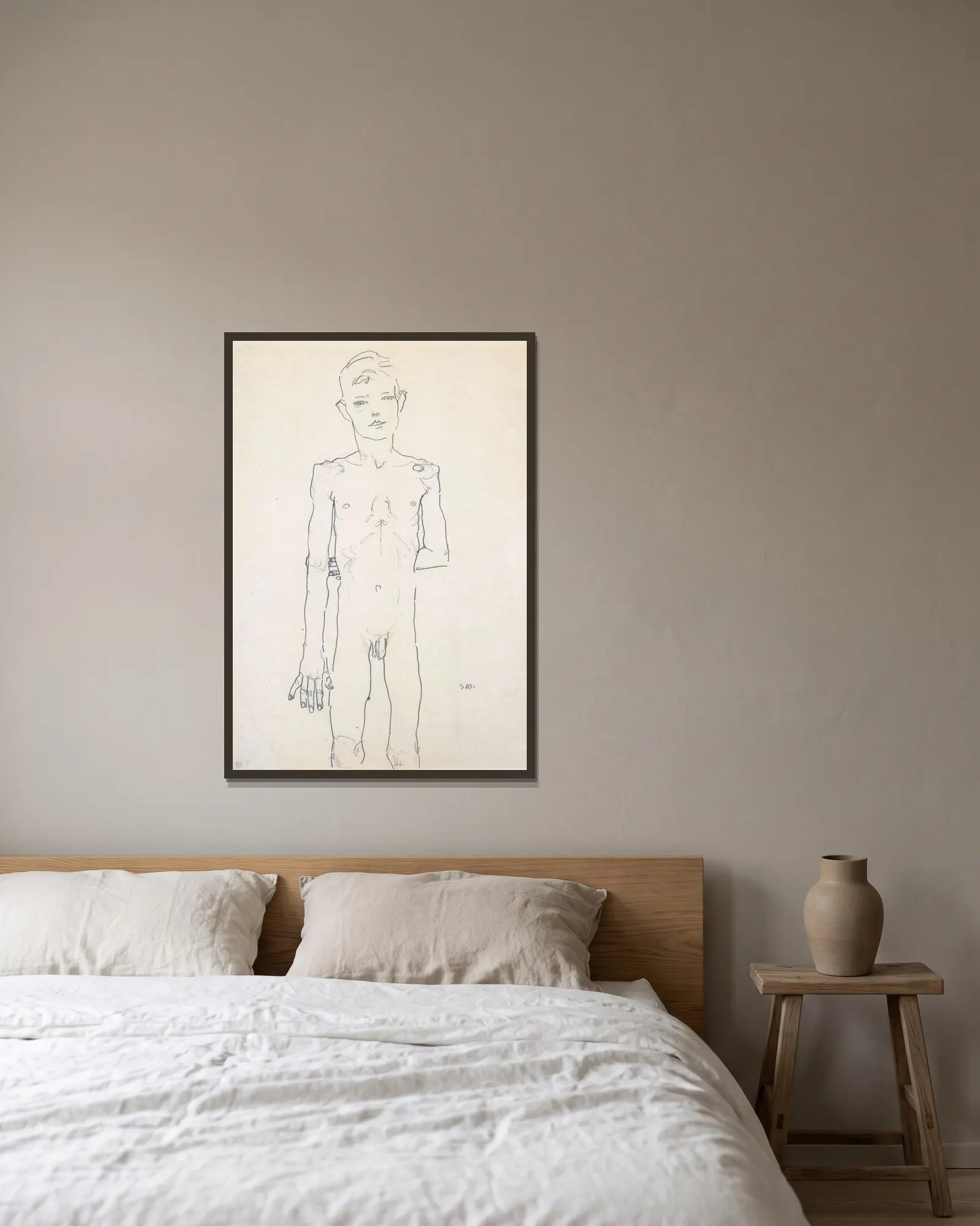 Akt eines stehenden Knaben av Egon Schiele inramad på en vägg