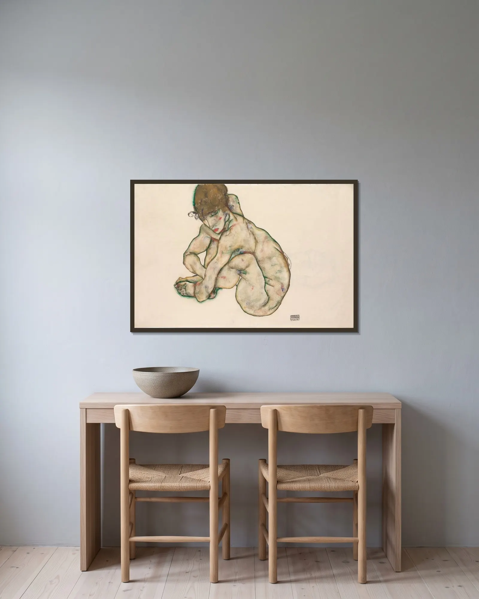 Crouching Nude Girl av Egon Schiele inramad på en vägg
