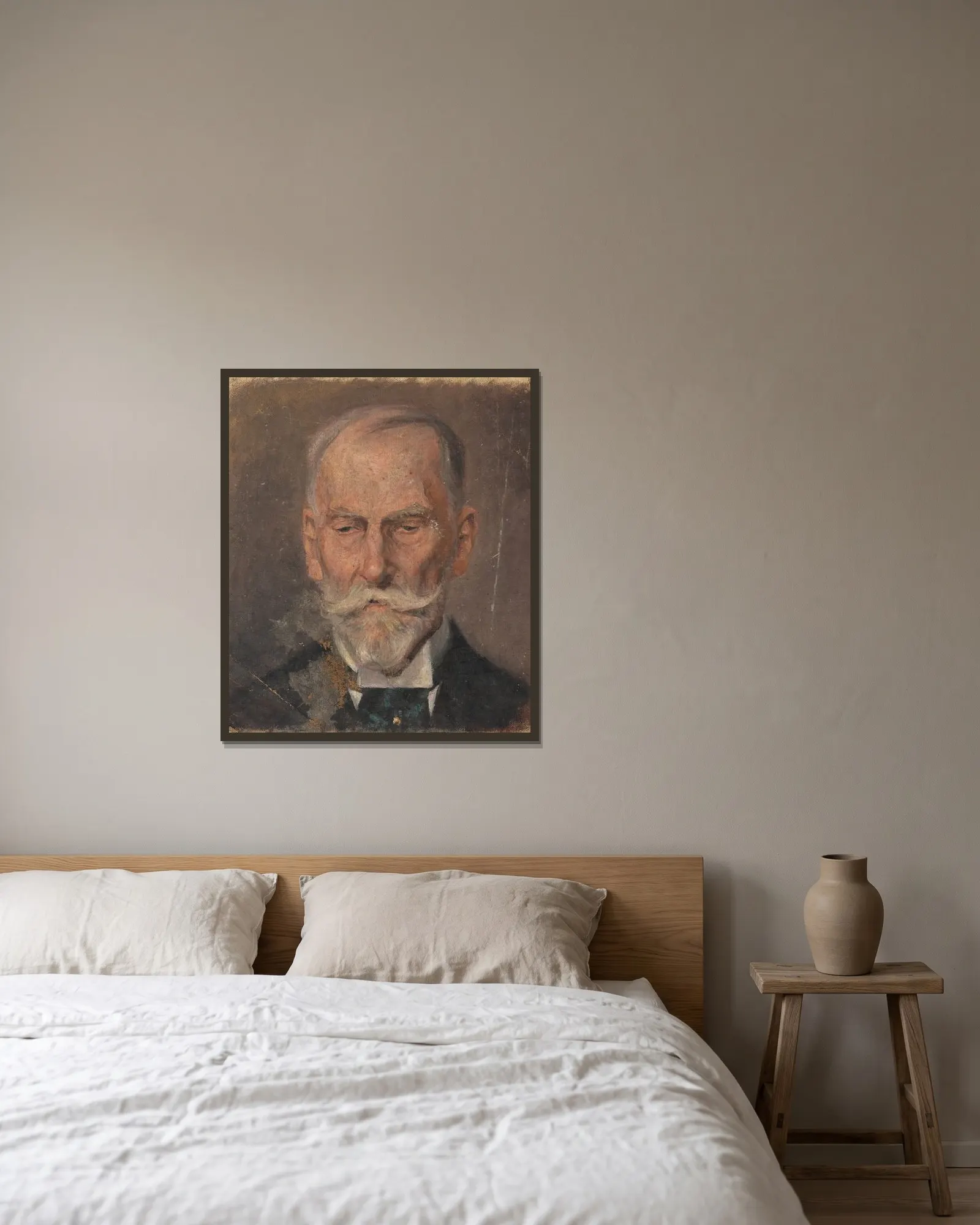 Herrenporträt av Egon Schiele inramad på en vägg