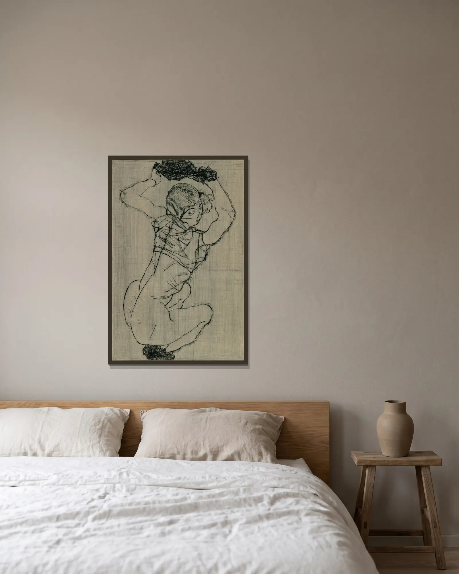 Kauernde av Egon Schiele inramad på en vägg