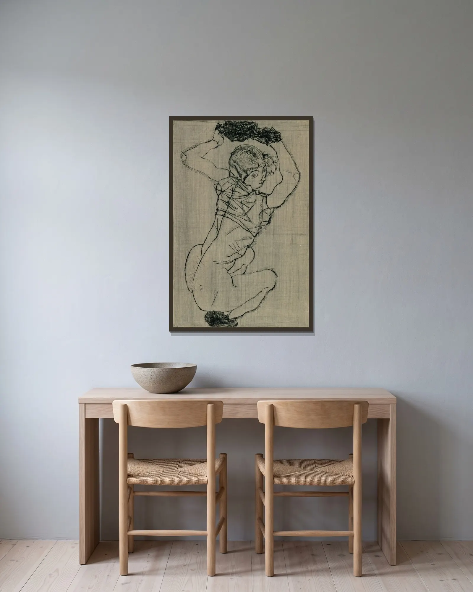 Kauernde av Egon Schiele inramad på en vägg