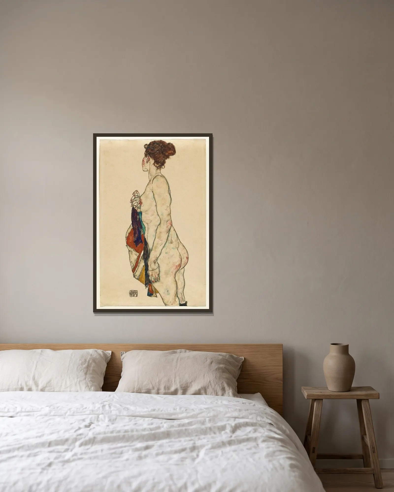 Standing Nude with a Patterned Robe av Egon Schiele inramad på en vägg