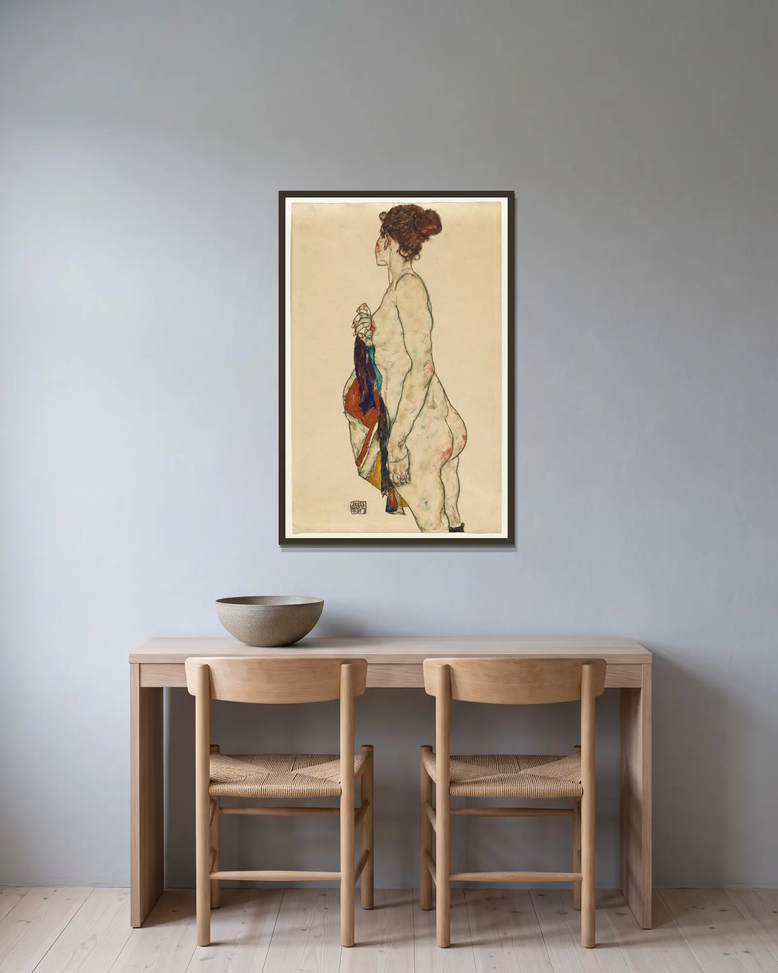 Standing Nude with a Patterned Robe av Egon Schiele inramad på en vägg