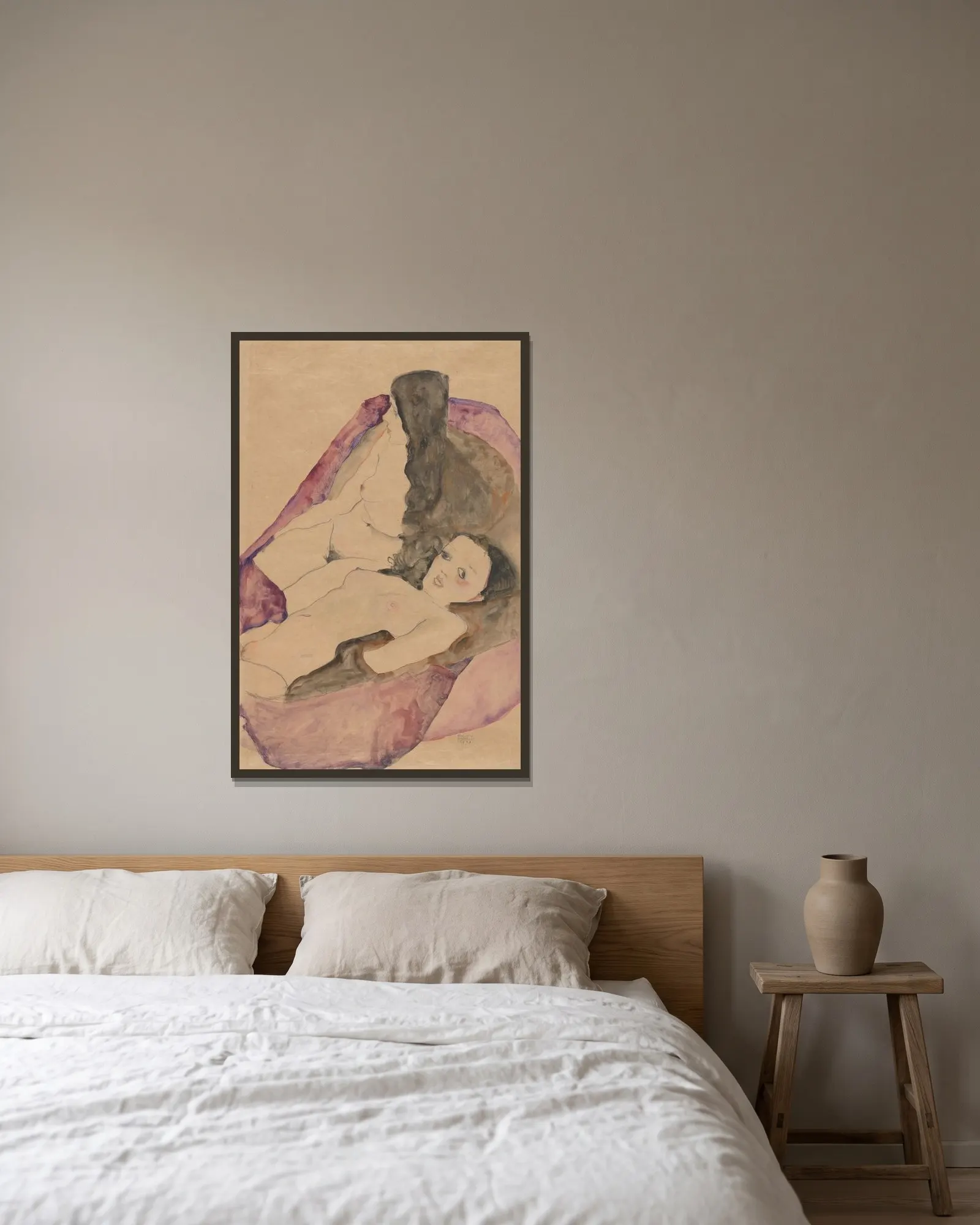 Two Reclining Nudes av Egon Schiele inramad på en vägg
