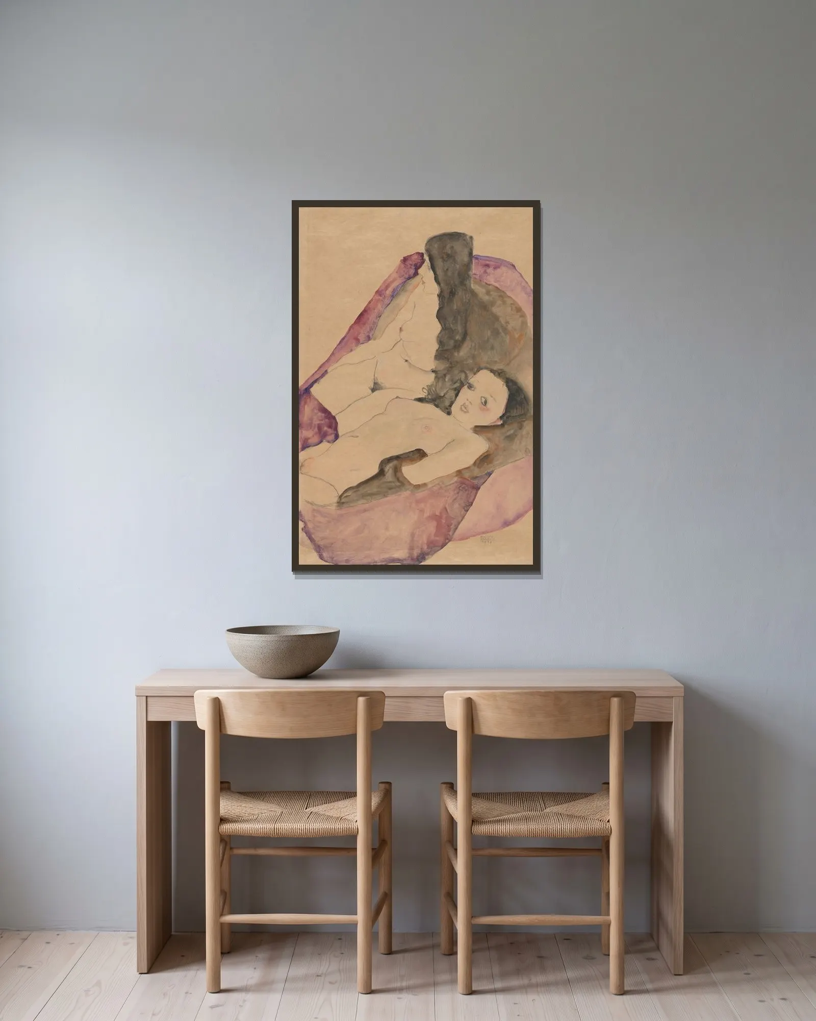 Two Reclining Nudes av Egon Schiele inramad på en vägg