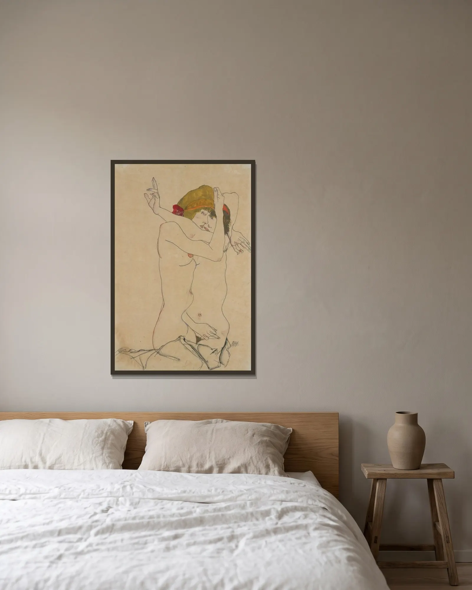 Two Women Embracing av Egon Schiele inramad på en vägg