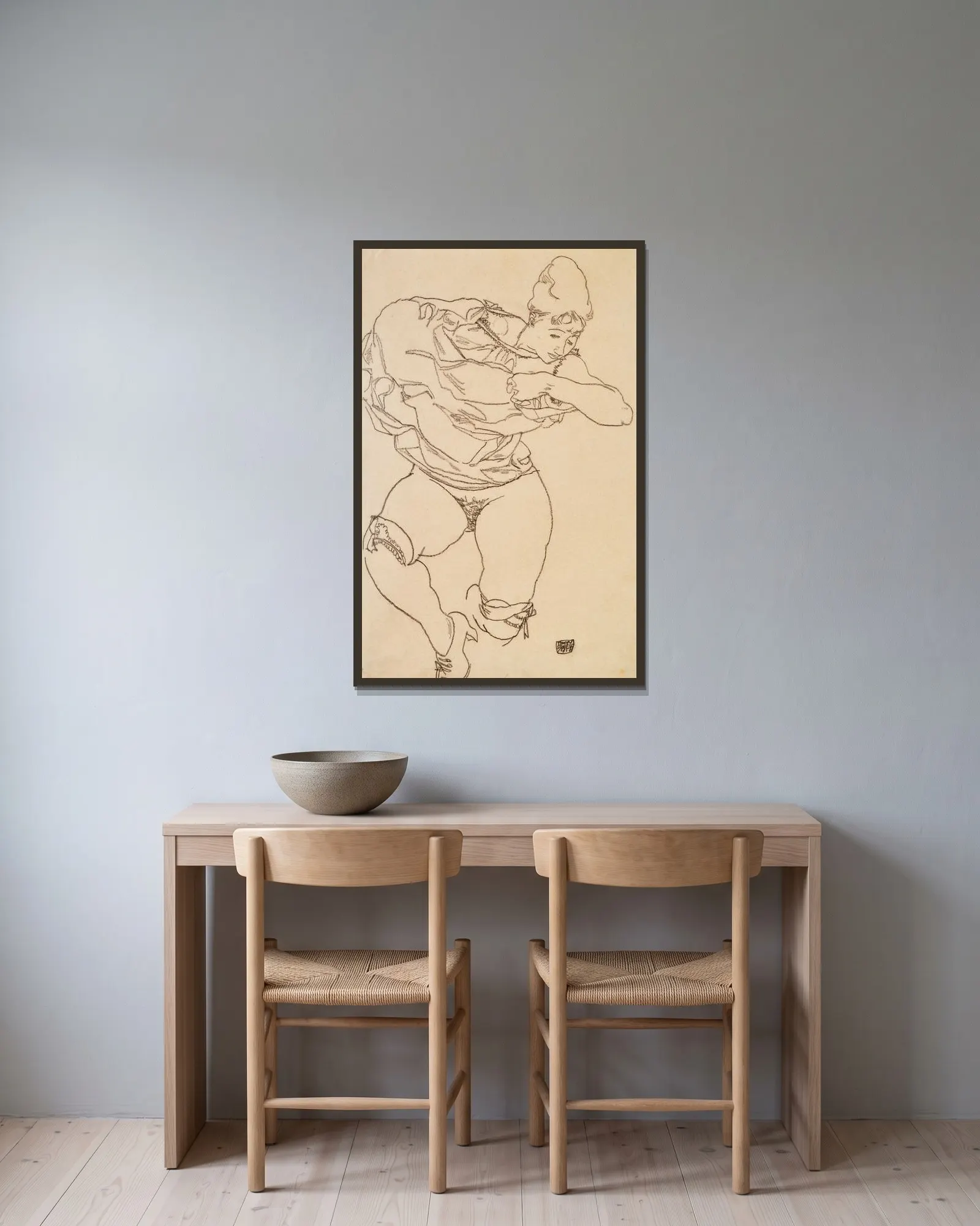 Woman Undressing av Egon Schiele inramad på en vägg