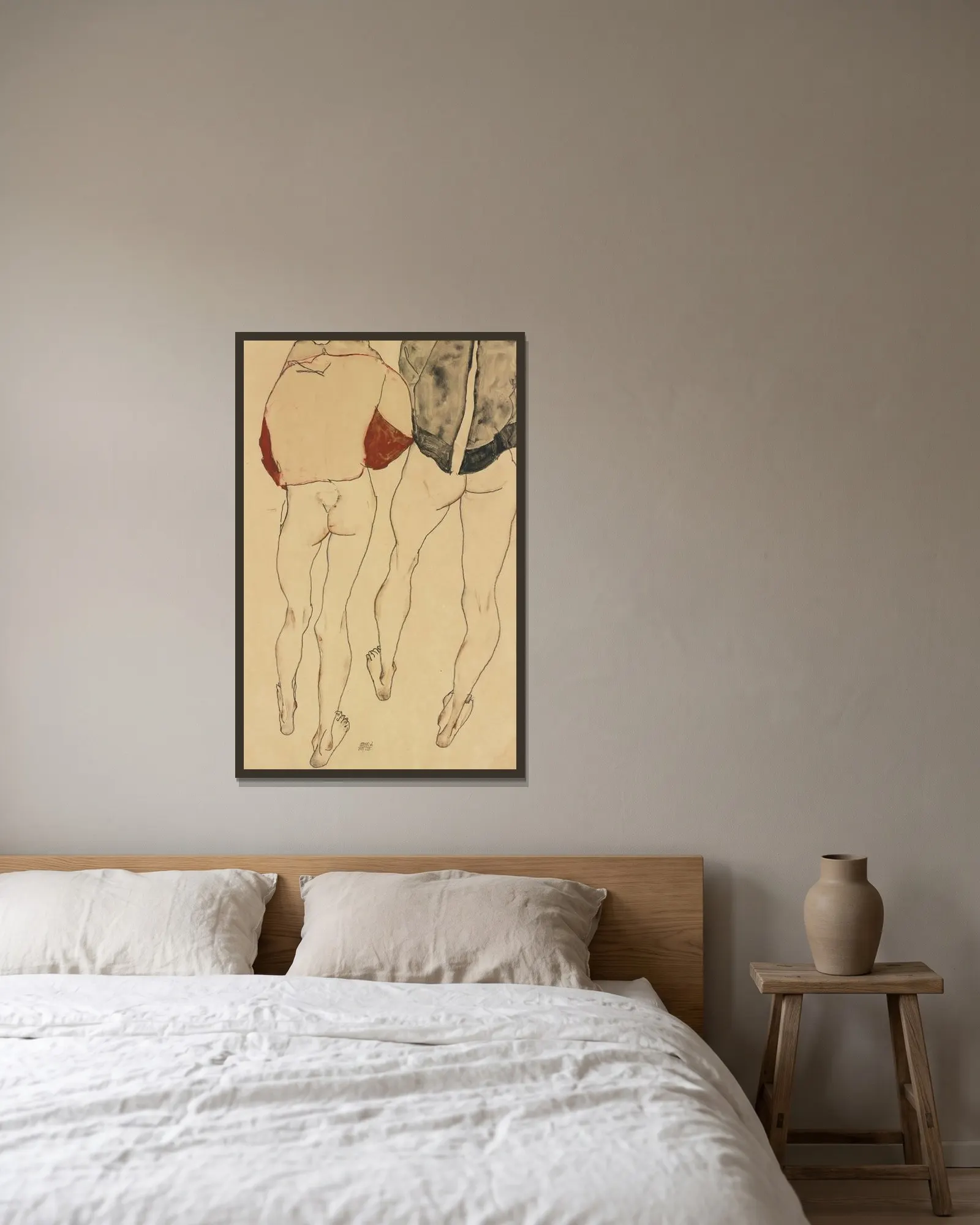 Zwei Stehende Weibliche Halbakte (Two Standing Semi-Nude Females) av Egon Schiele inramad på en vägg