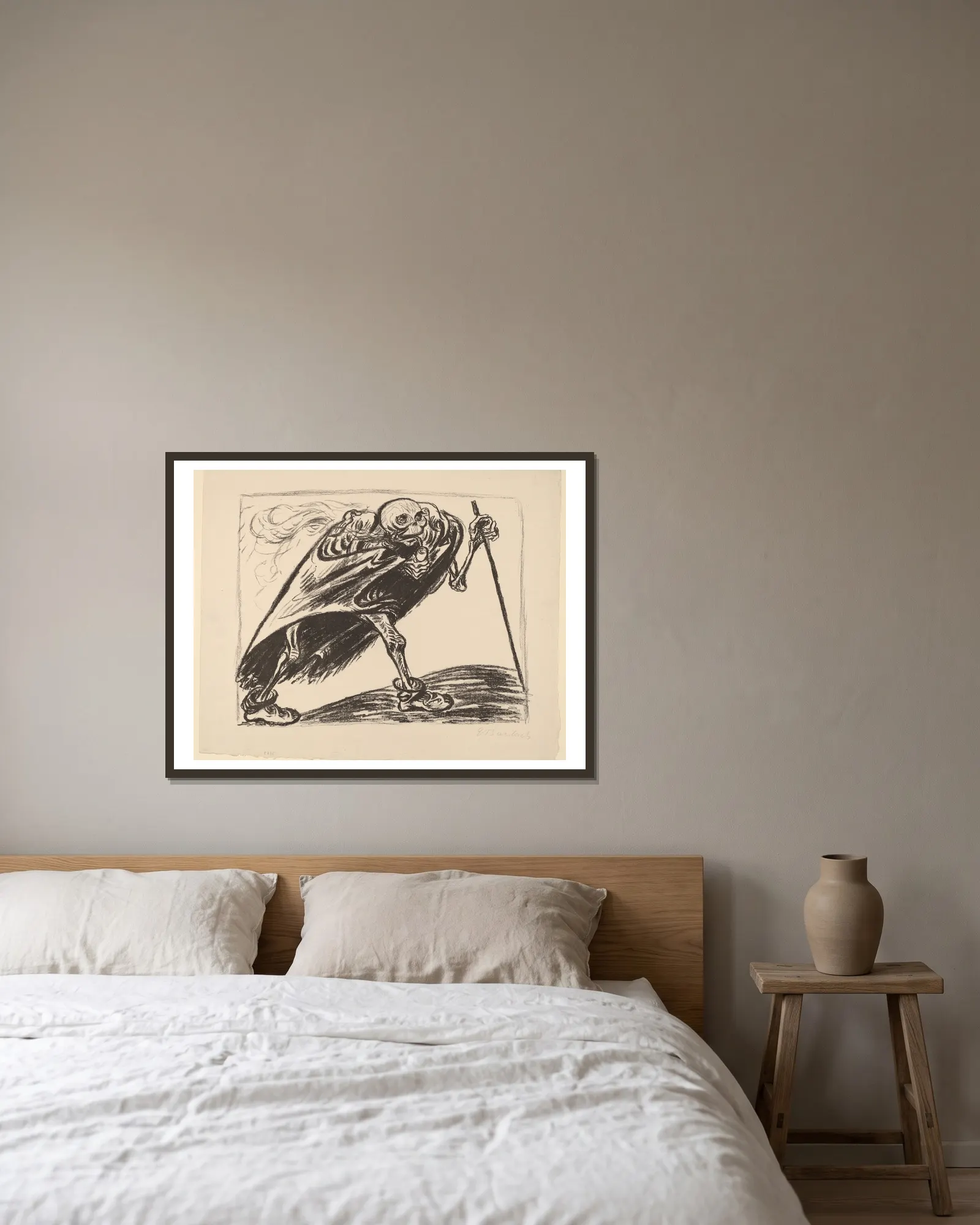 Wandering Death av Ernst Barlach inramad på en vägg