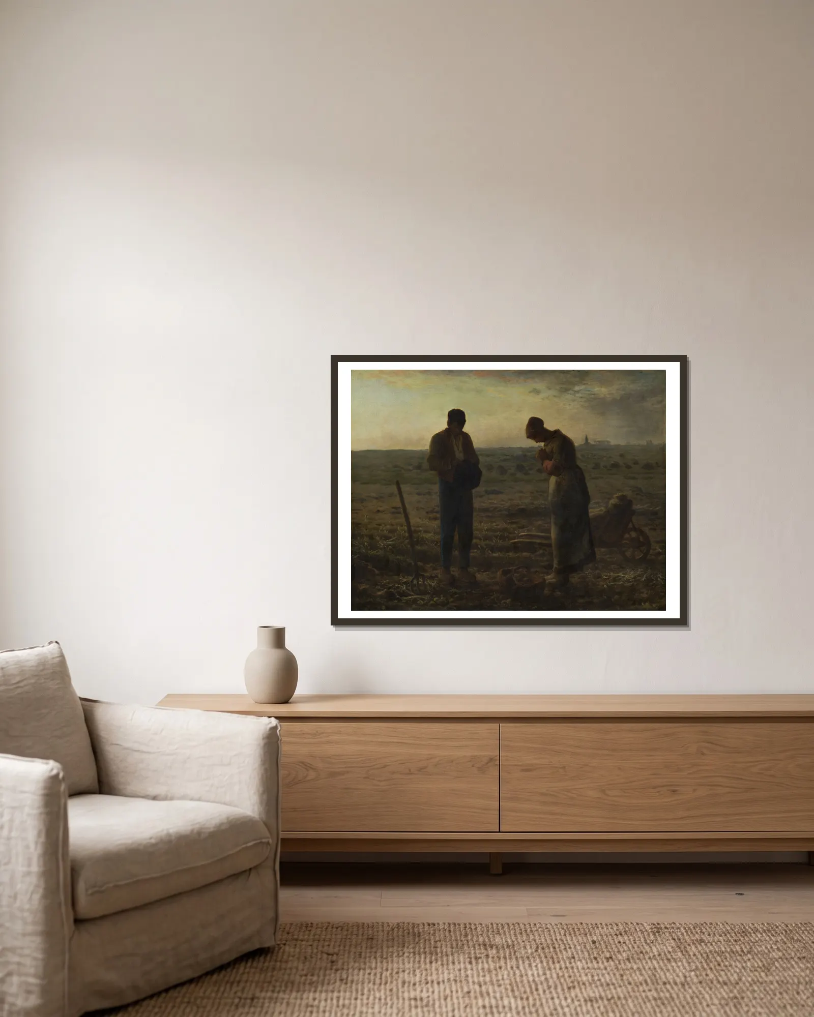 The Angelus av Jean-François Millet inramad på en vägg