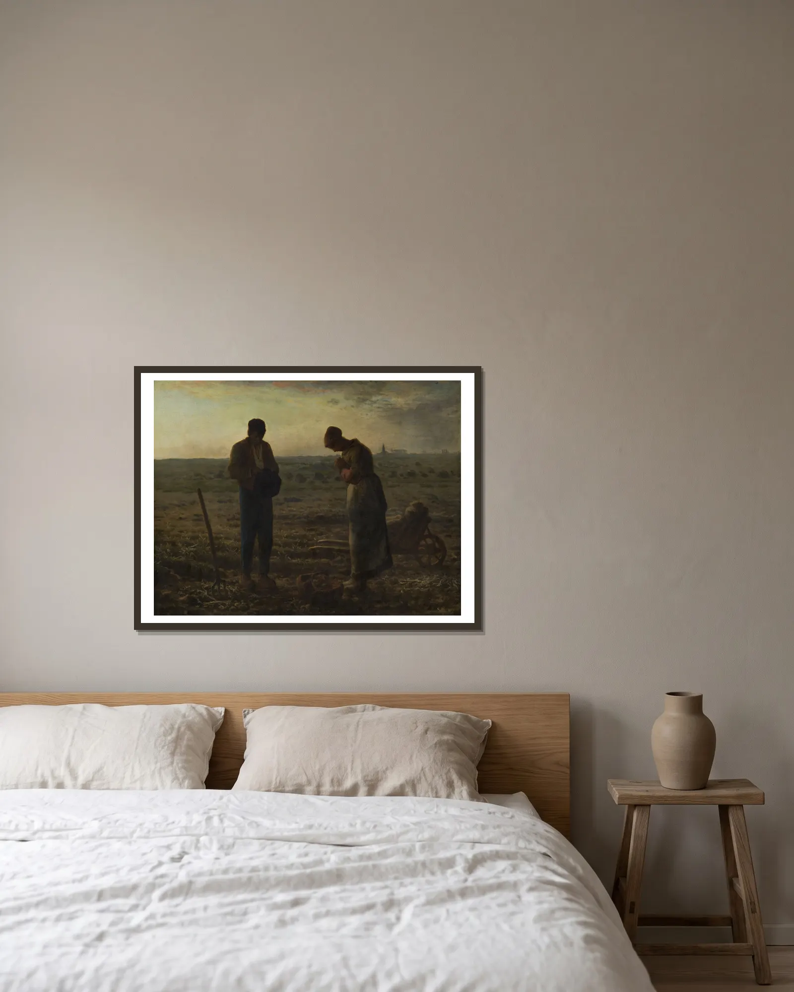 The Angelus av Jean-François Millet inramad på en vägg