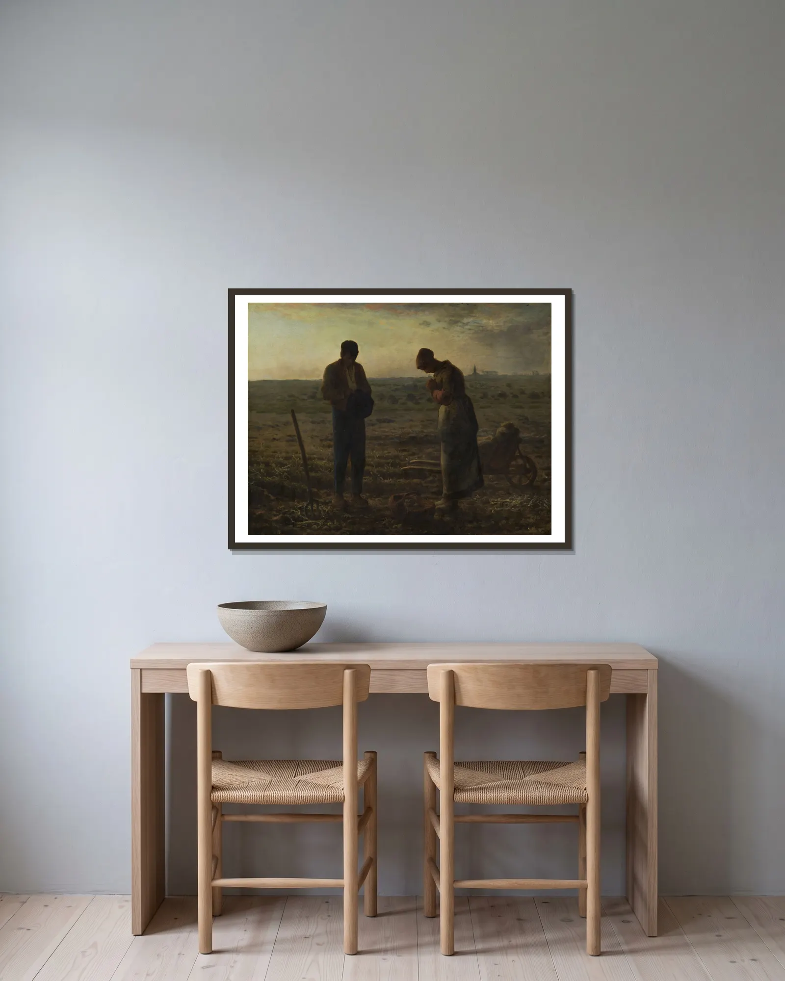 The Angelus av Jean-François Millet inramad på en vägg