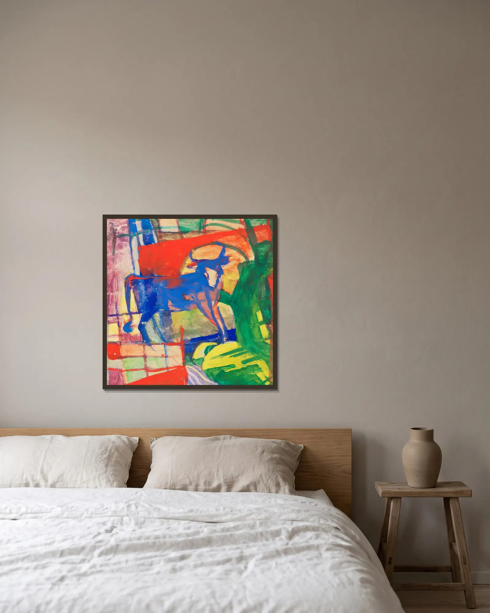 Blaue Kuh av Franz Marc inramad på en vägg