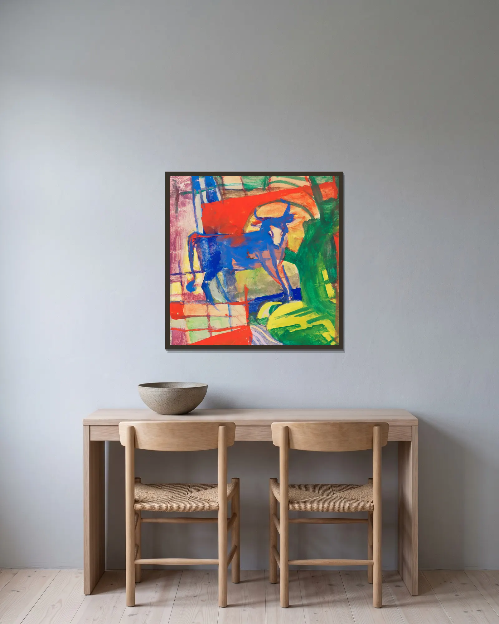 Blaue Kuh av Franz Marc inramad på en vägg