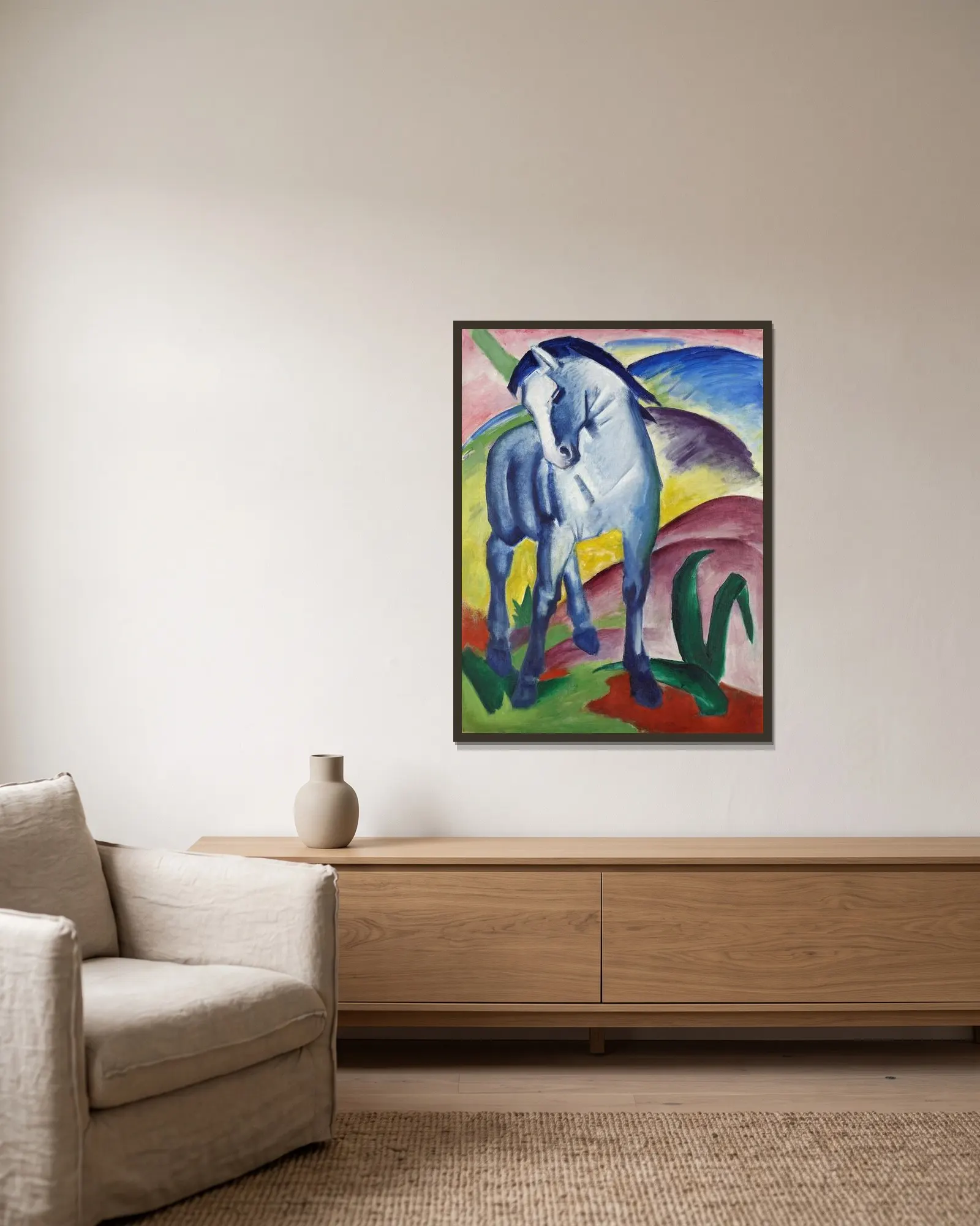 Blue Horse I av Franz Marc inramad på en vägg