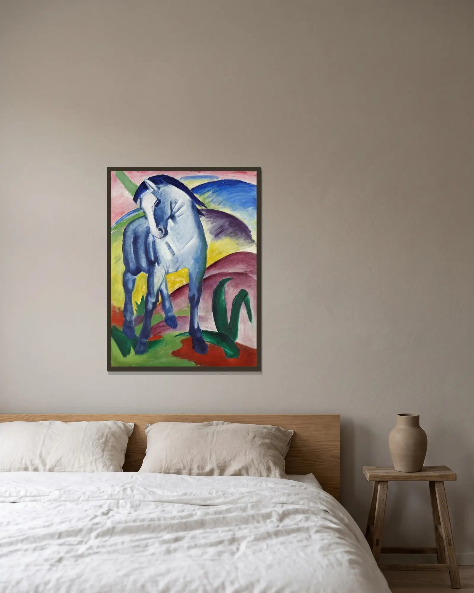 Blue Horse I av Franz Marc inramad på en vägg