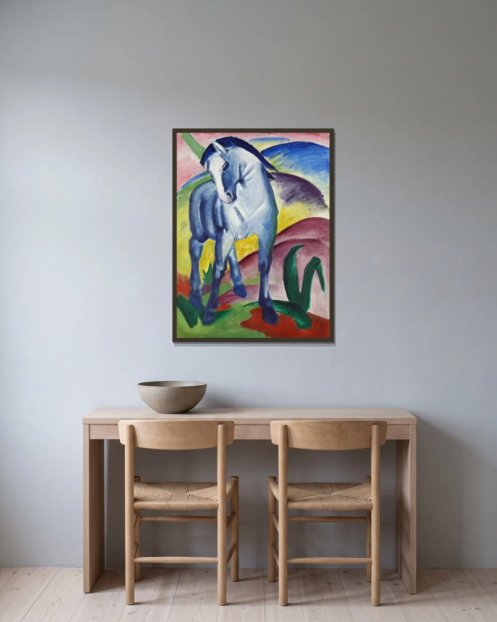 Blue Horse I av Franz Marc inramad på en vägg