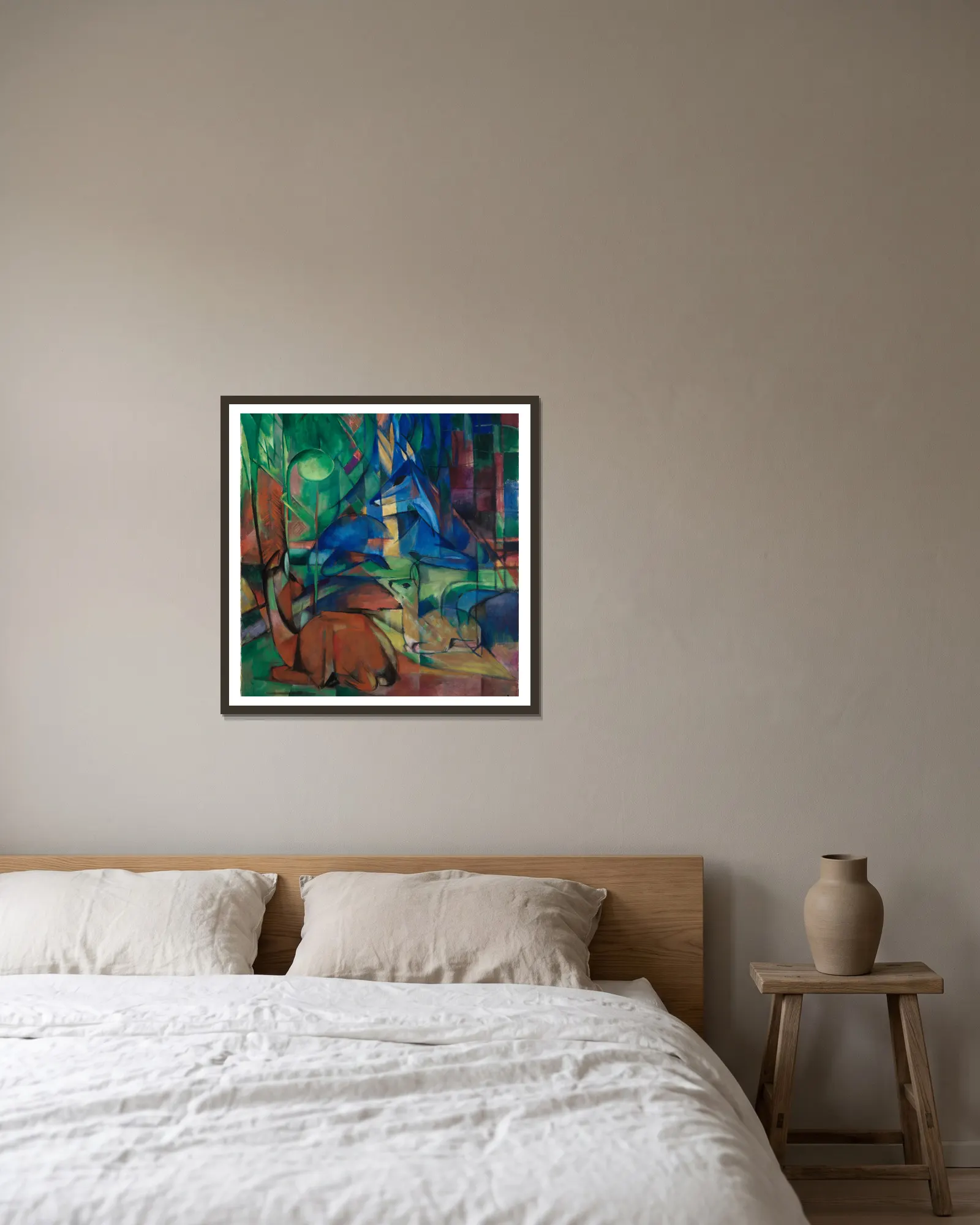 Rehe im Walde II av Franz Marc inramad på en vägg