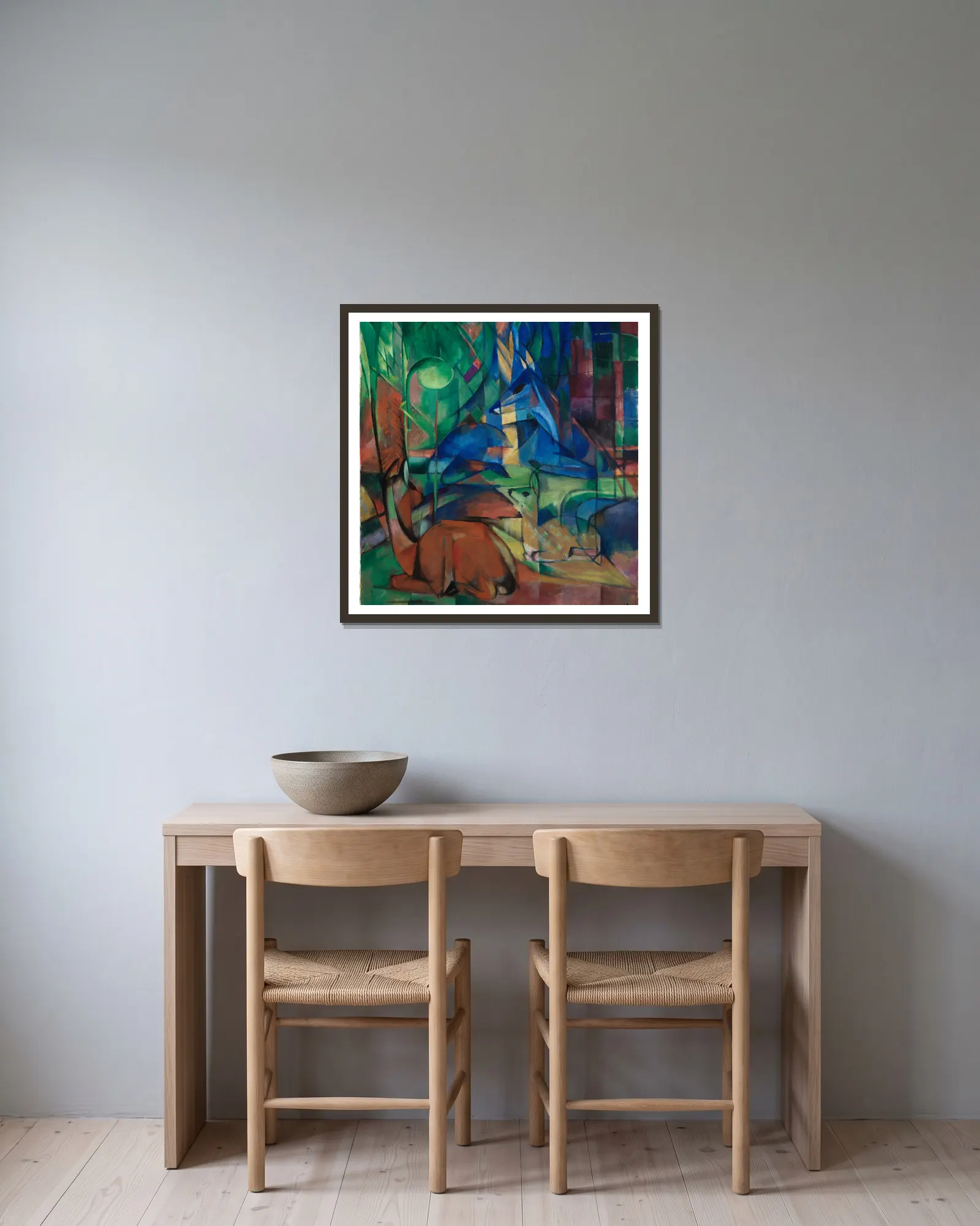 Rehe im Walde II av Franz Marc inramad på en vägg