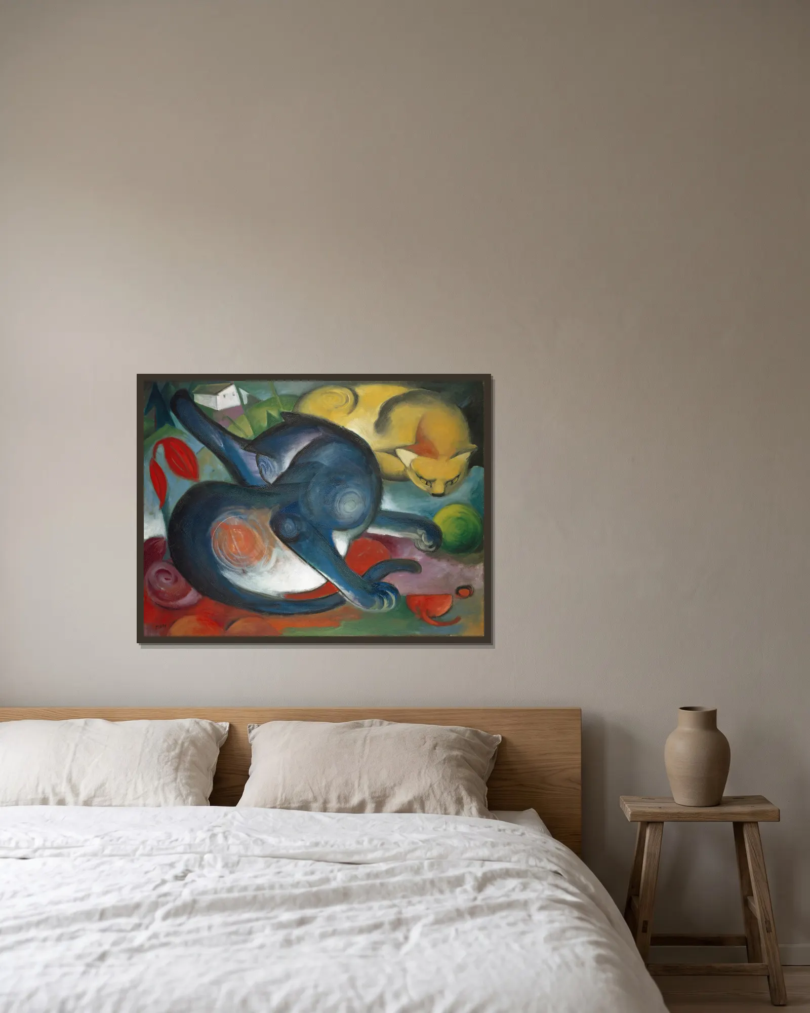 Two Cats, Blue and Yellow av Franz Marc inramad på en vägg