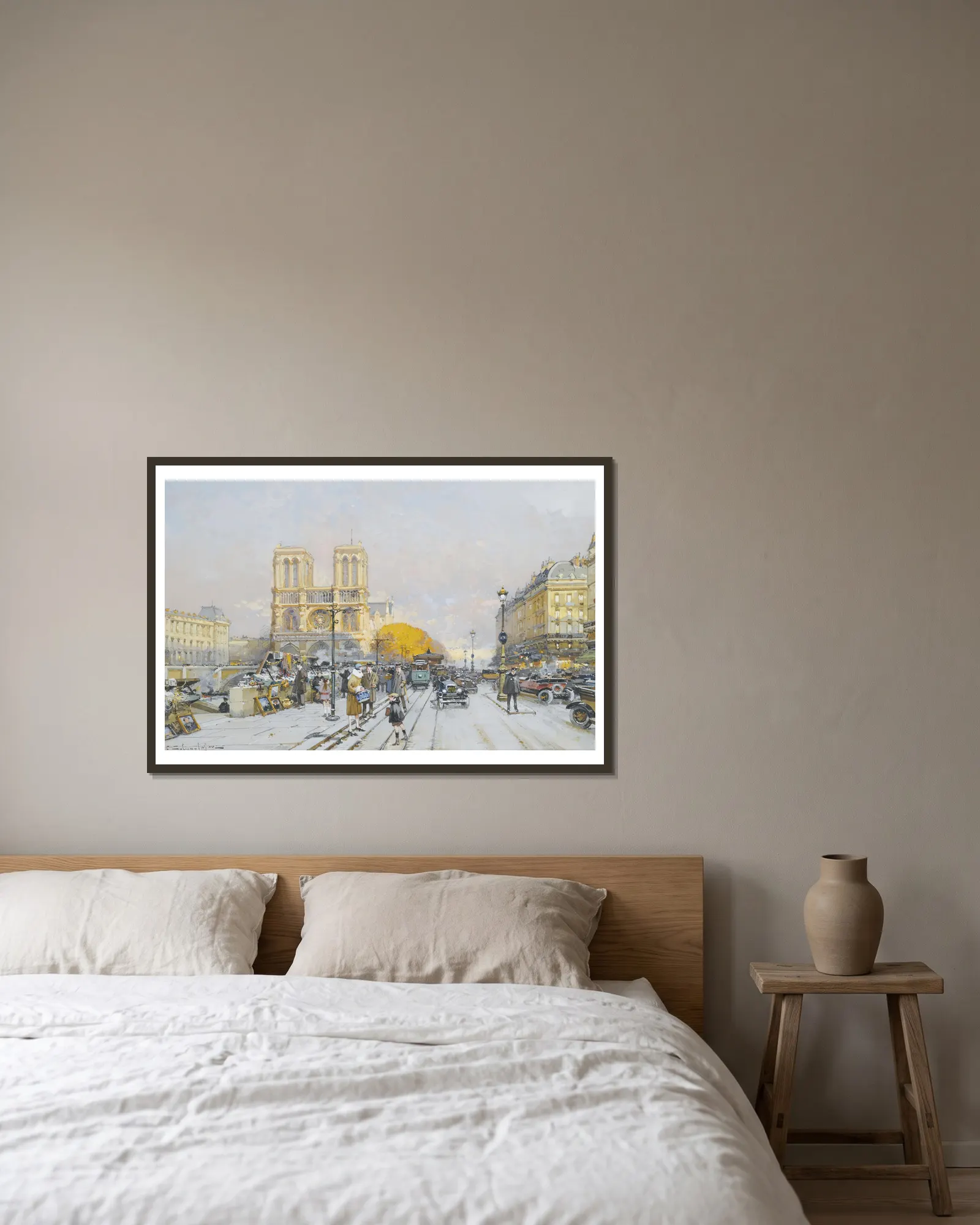 Notre Dame av Eugène Galien-Laloue inramad på en vägg