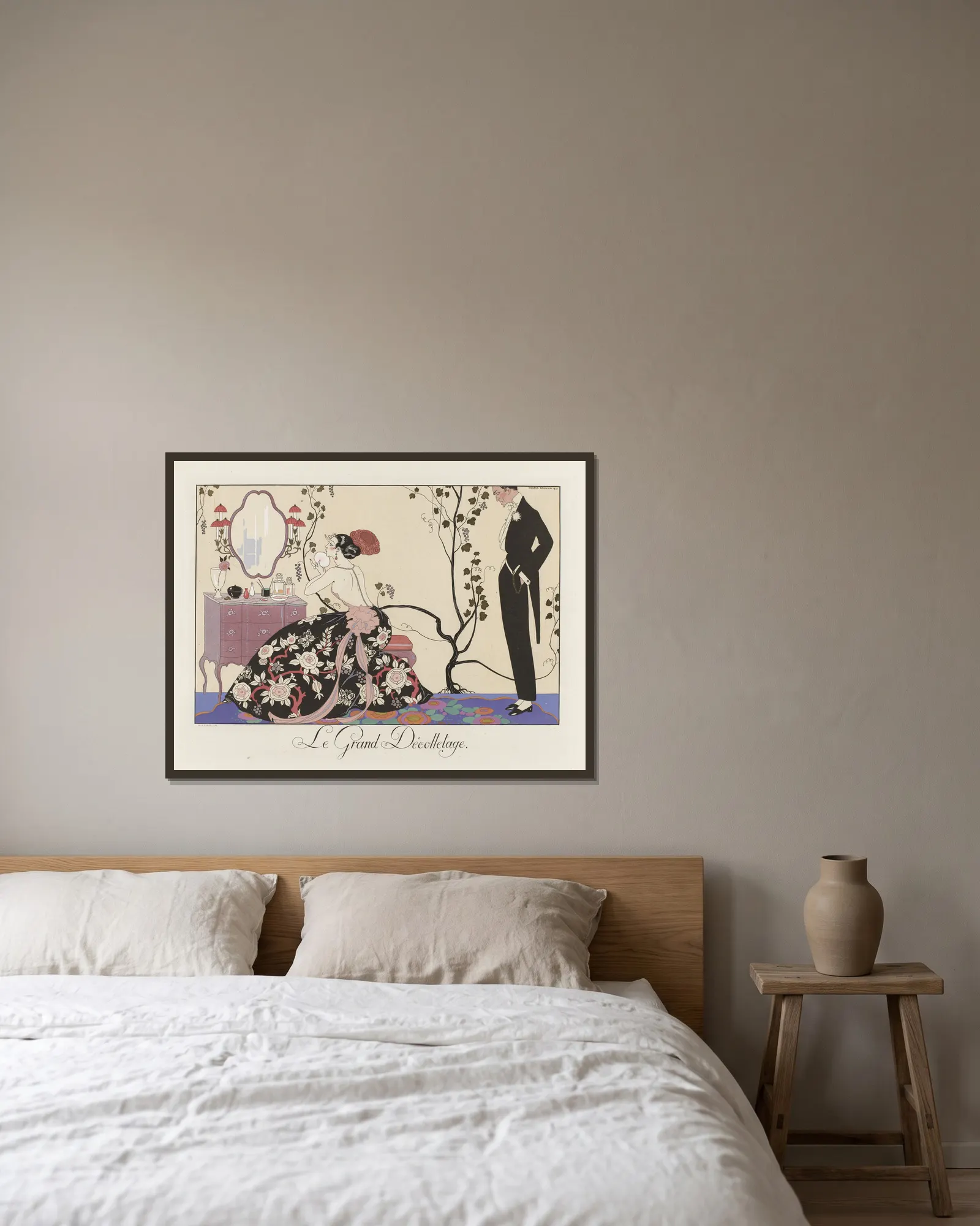 Le Grand Décolletage av George Barbier inramad på en vägg