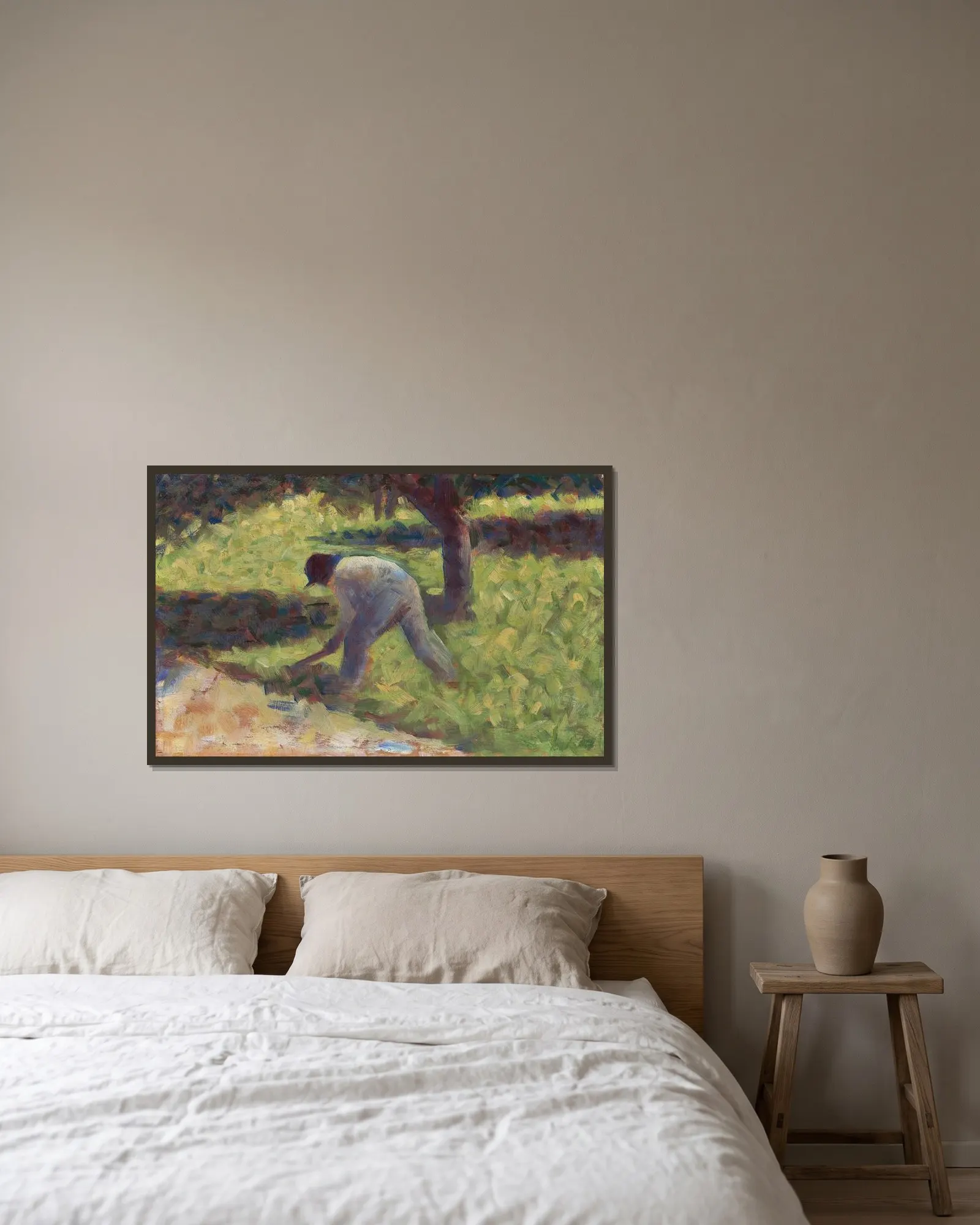 Peasant with a Hoe av Georges Seurat inramad på en vägg