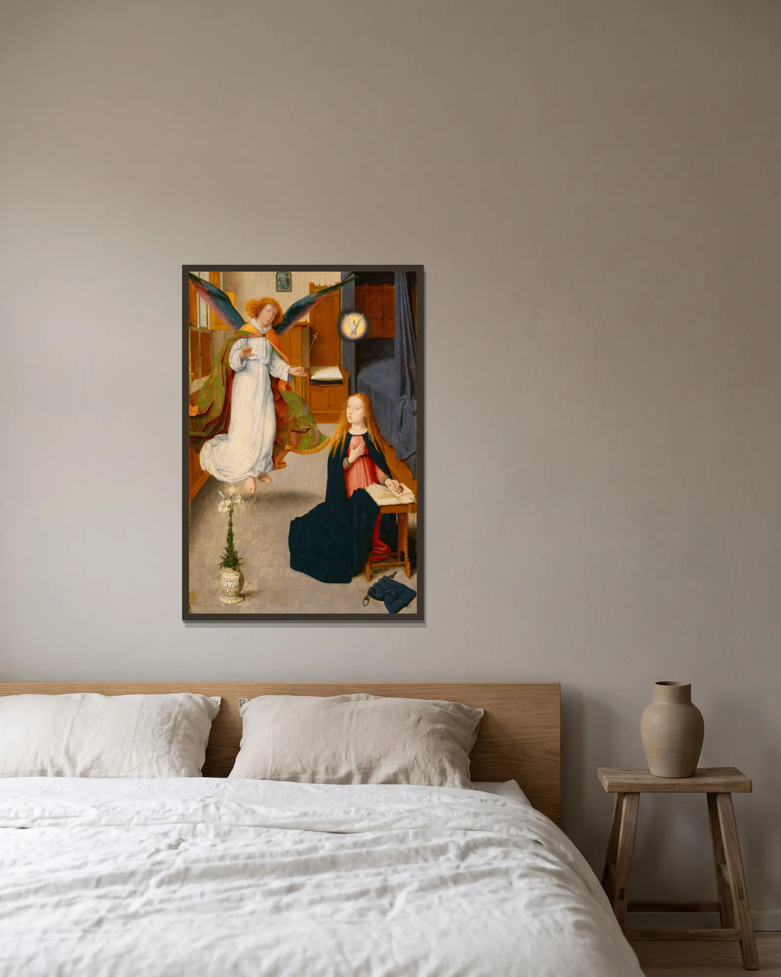 The Annunciation av Gerard David inramad på en vägg