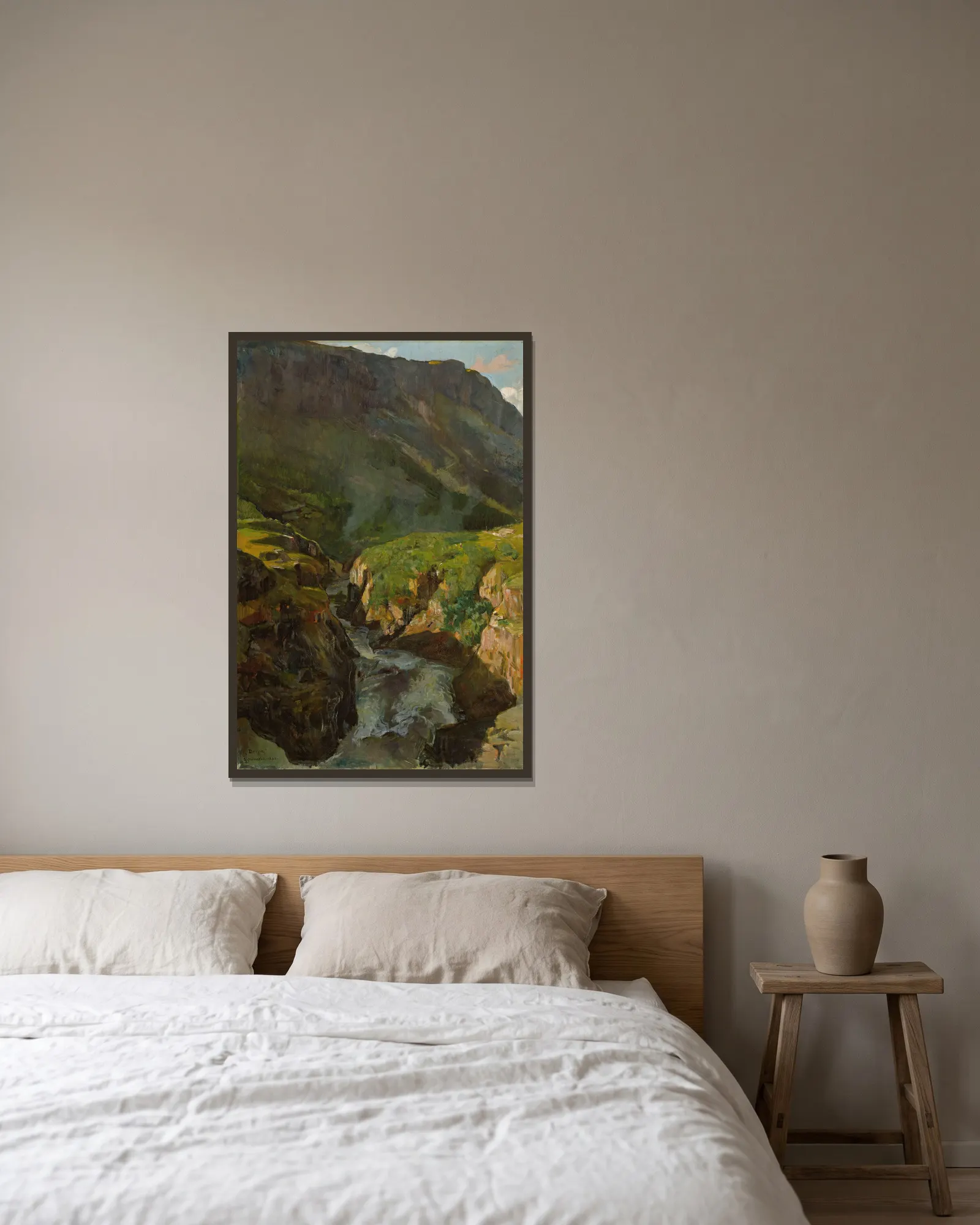 The River Driva av Gerhard Munthe inramad på en vägg