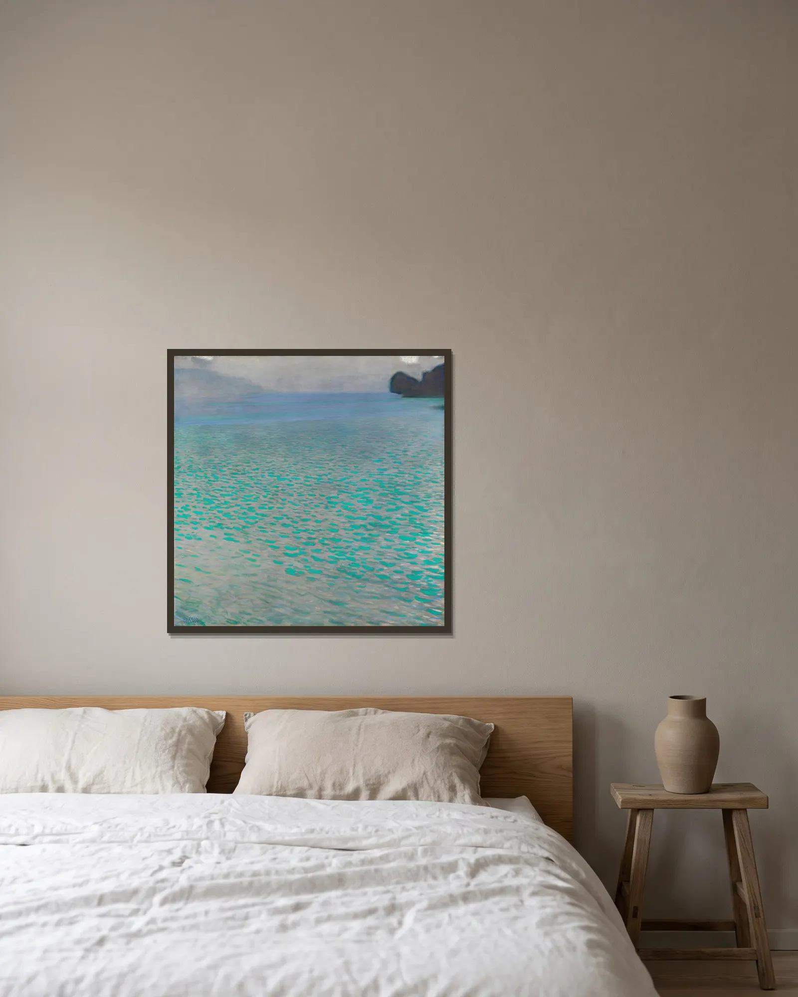Attersee av Gustav Klimt inramad på en vägg