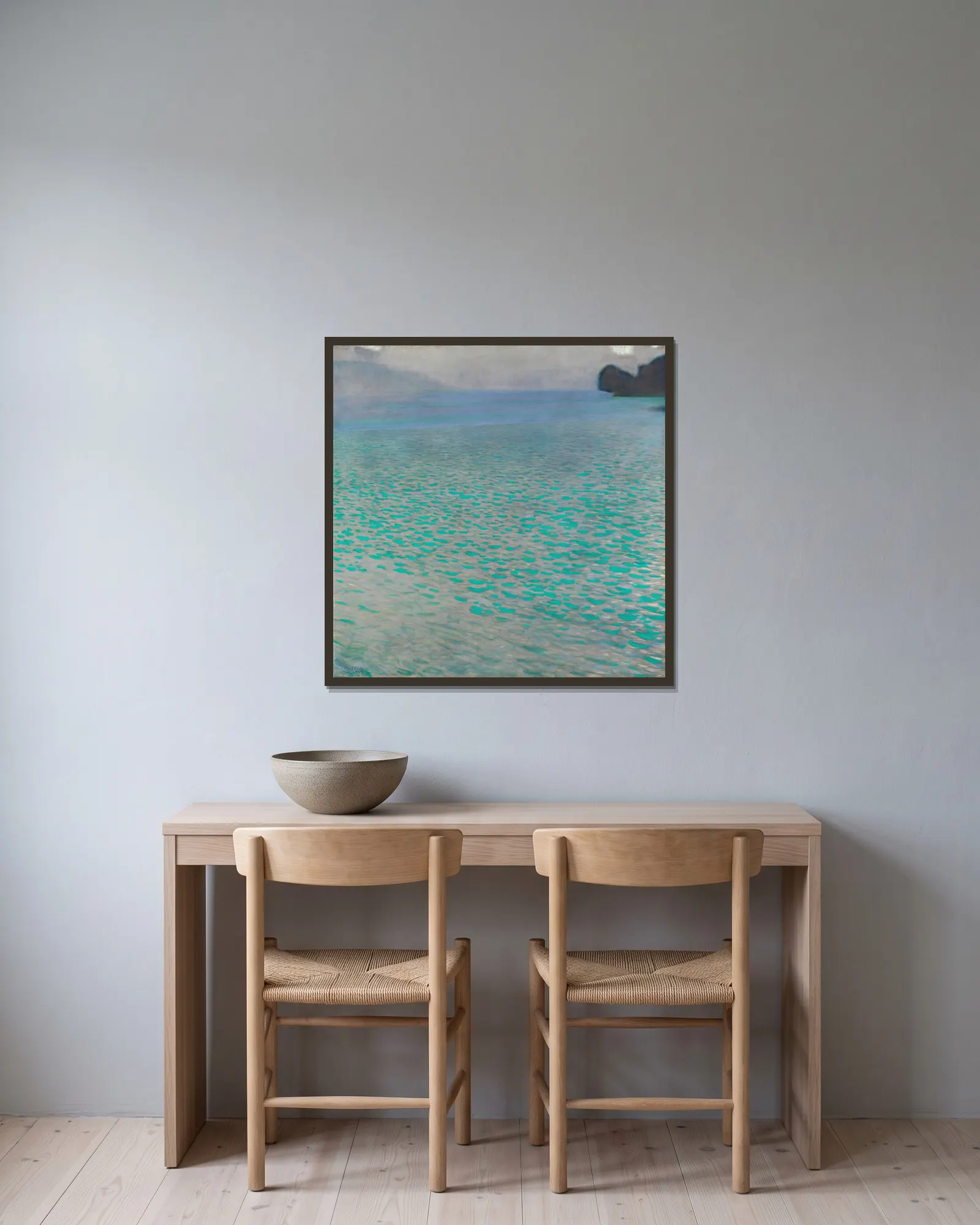 Attersee av Gustav Klimt inramad på en vägg