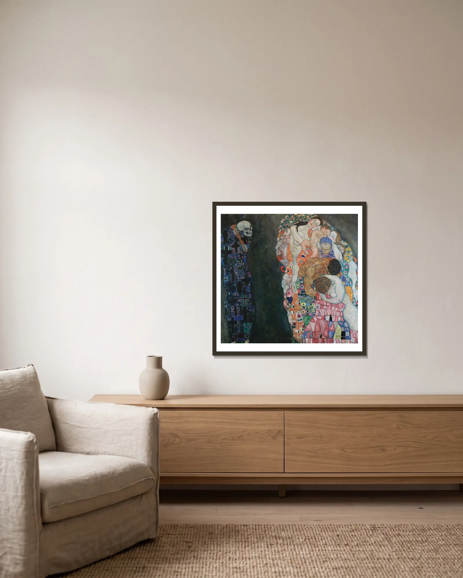 Death and Life av Gustav Klimt inramad på en vägg
