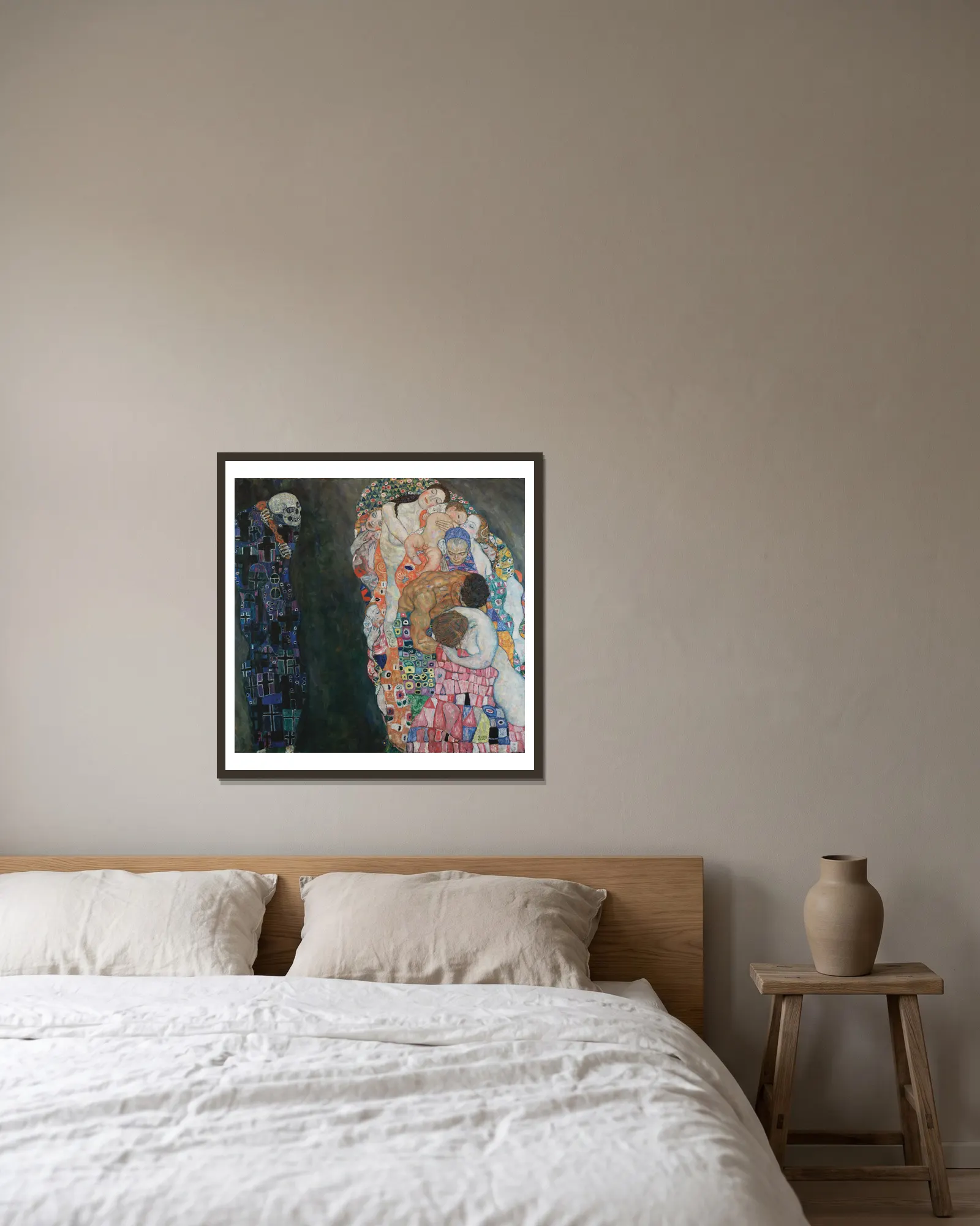 Death and Life av Gustav Klimt inramad på en vägg